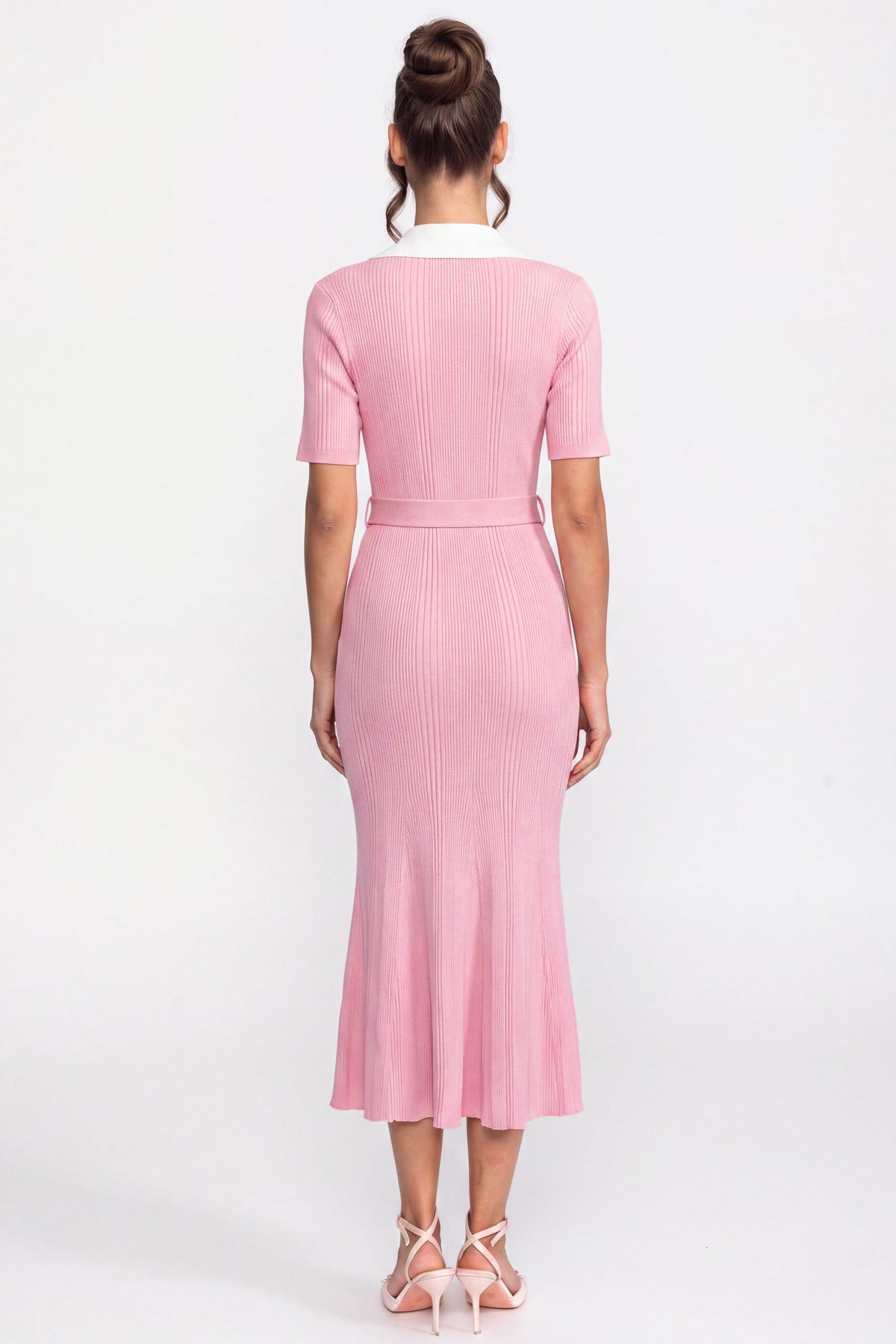 Geripptes Strick-Midi-Kleid mit weißem Kragen und Perlengürtel - Pink