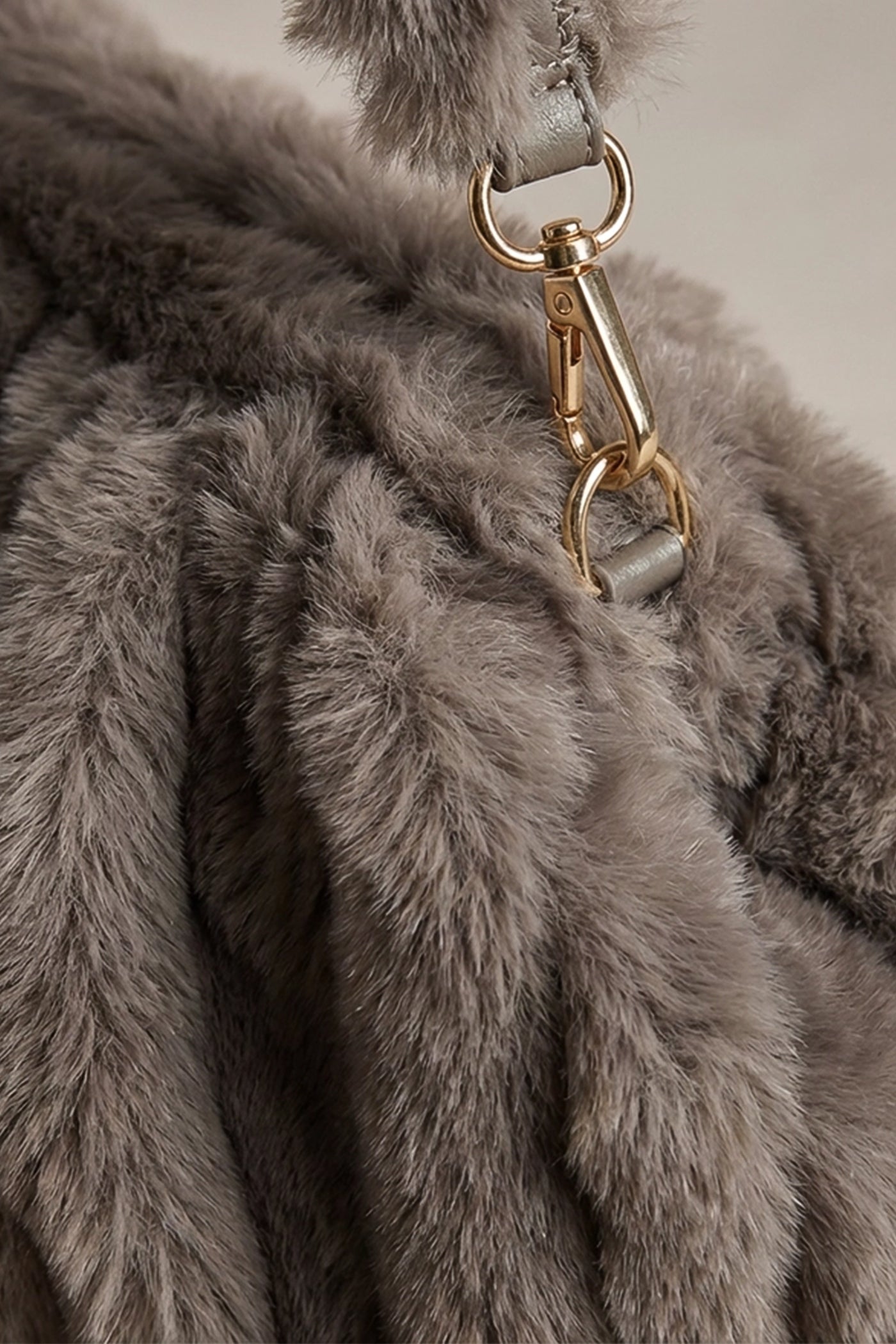 Schultertasche aus Kunstpelz mit gerafftem Design – Khaki