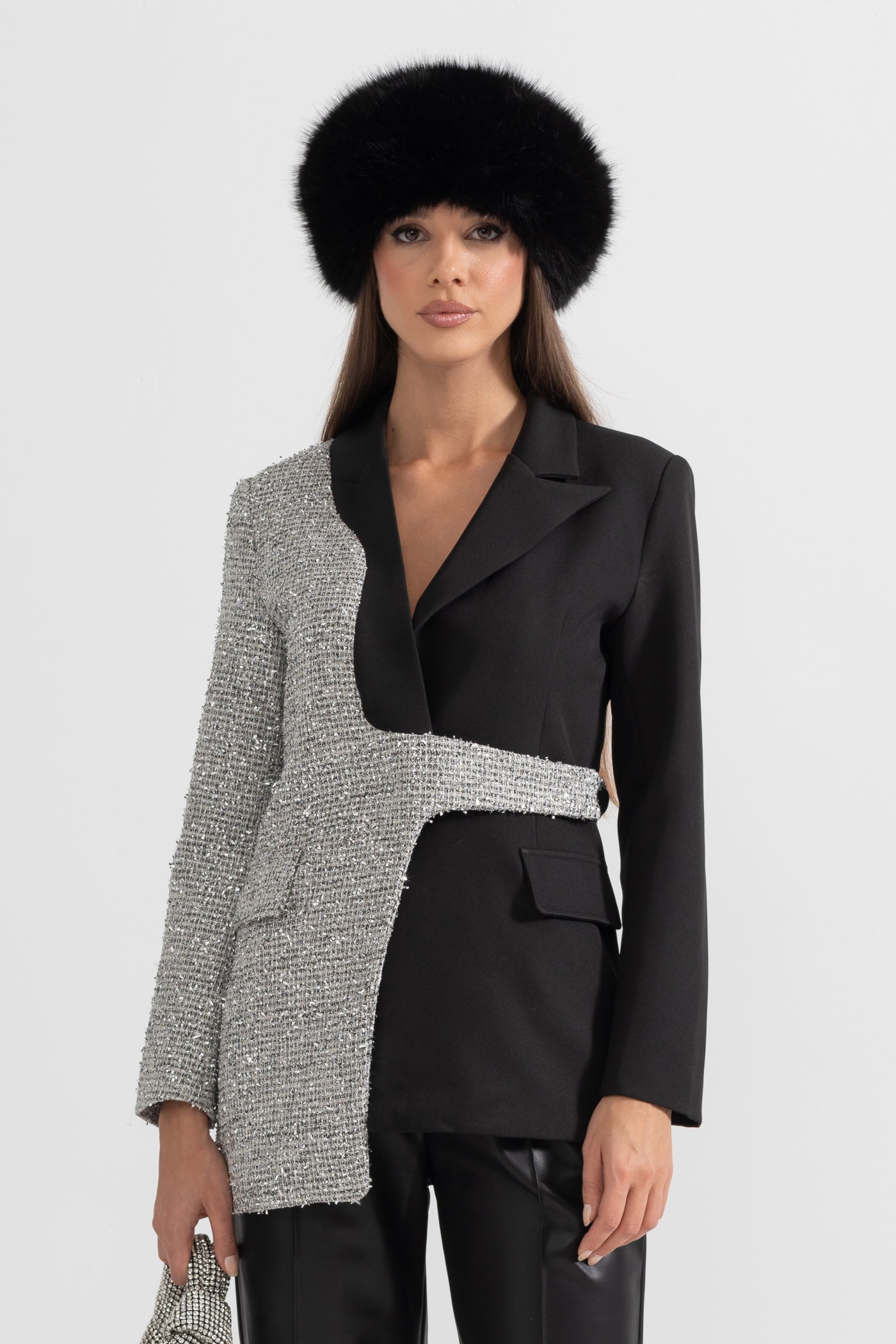 Zeitgenössischer Zweifarbiger Blazer mit asymmetrischem Saum – Schwarz und Silber