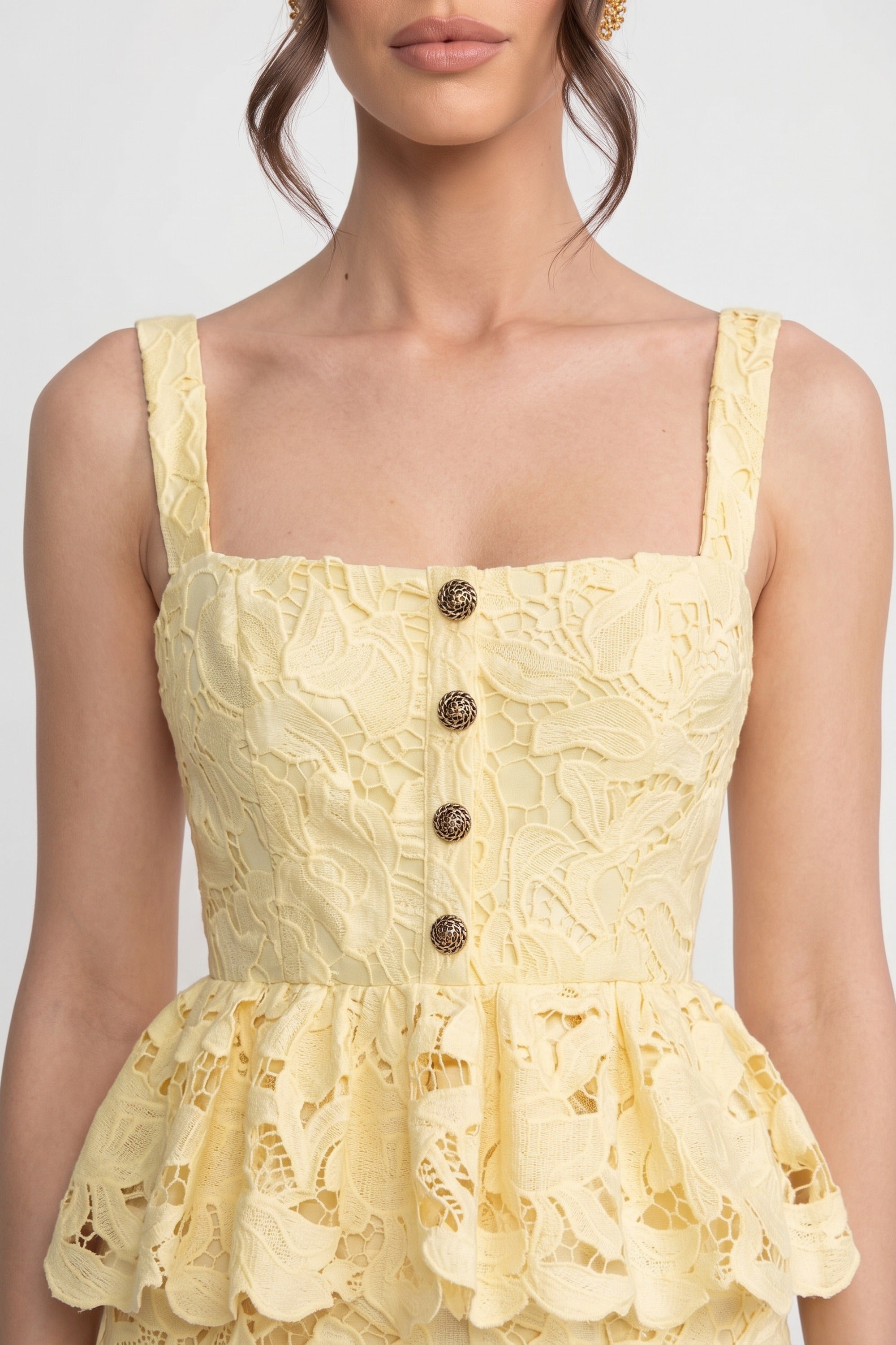 Ärmelloses Spitzen-Peplum-Kleid mit Midirock und goldfarbenen Knöpfen - Gelb