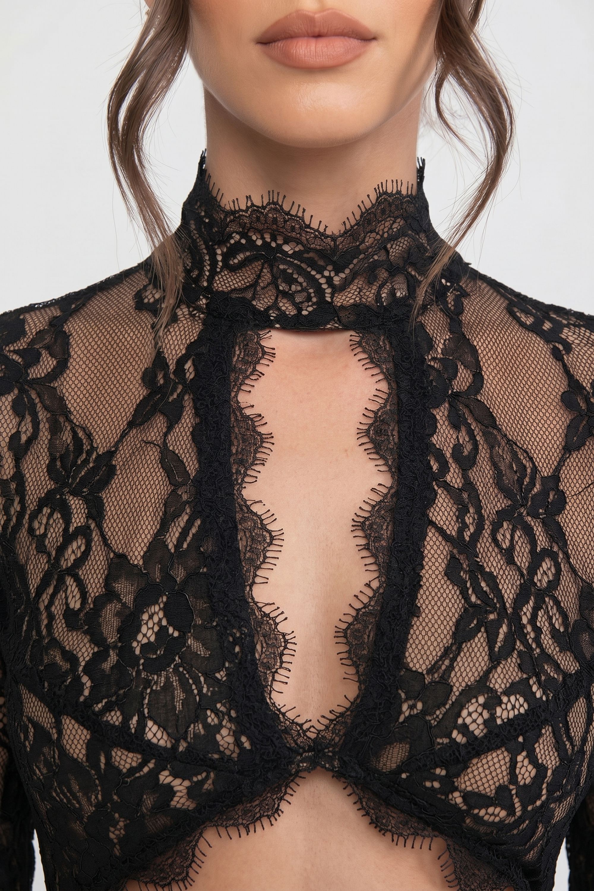 Elegantes Spitzenkleid mit hohem Kragen, Front-Ausschnitt und Schlitz - Schwarz