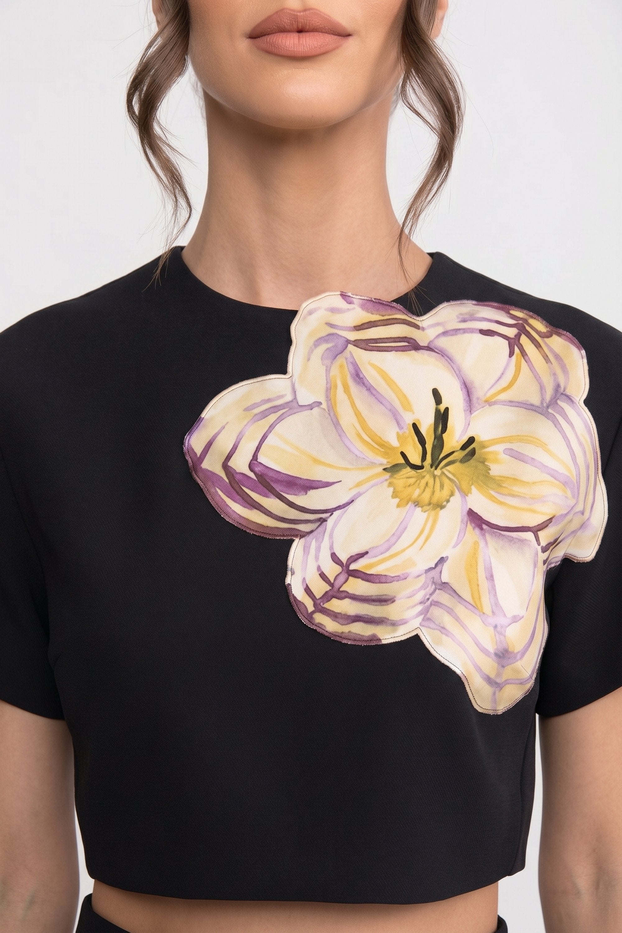 Kurzärmliges Co-Ord-Set mit Blumenmuster, bestehend aus Crop-Top und Maxirock – Weiß