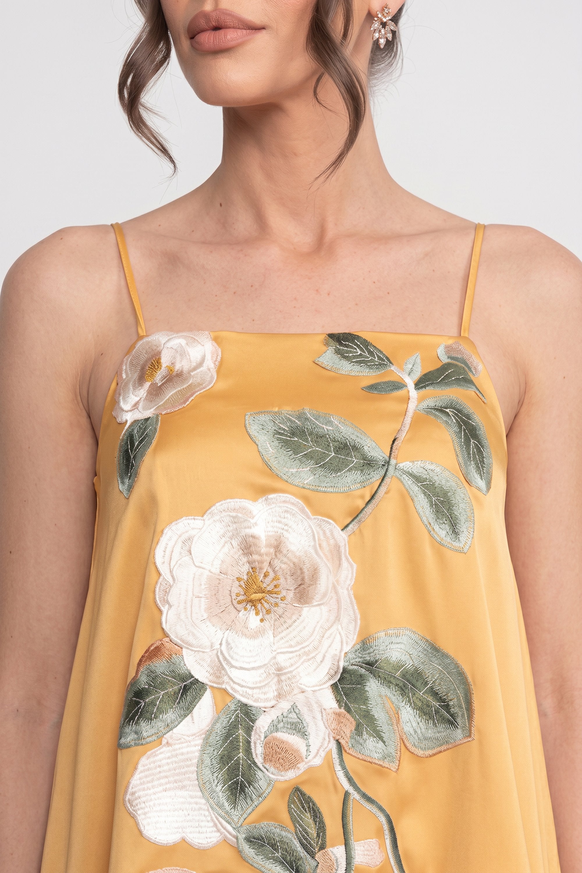 Mini-Kleid mit Spaghettiträgern, 3D-Blumenapplikation und A-Linien-Rock – Gelb