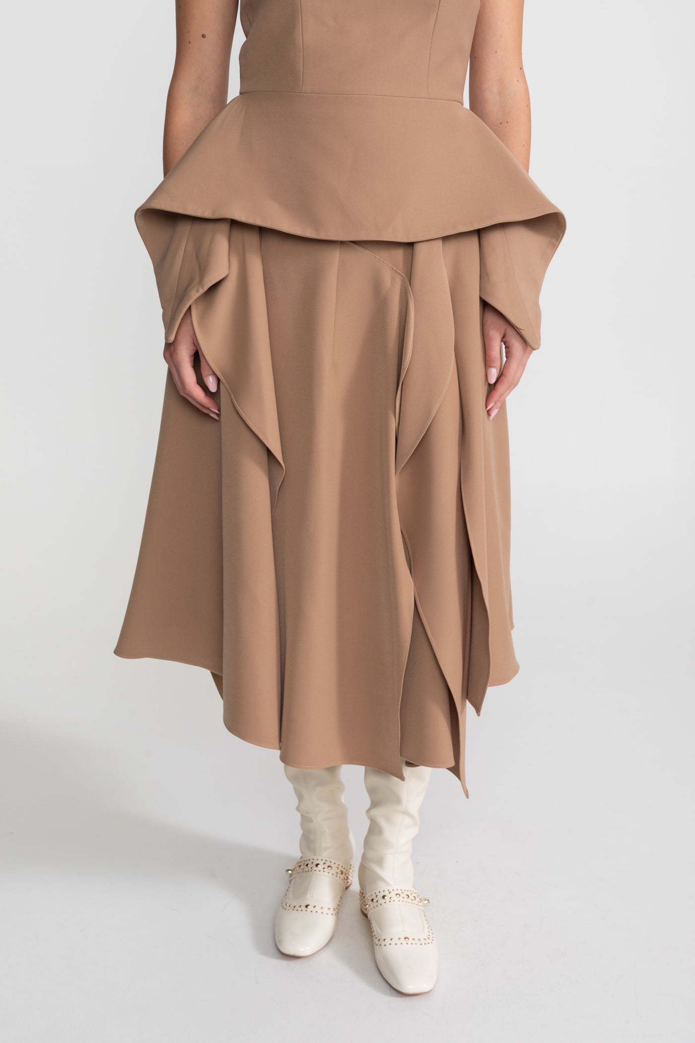 Drapierter Peplum Off-Shoulder Co-ord mit kontrastierendem Ausschnitt – Camel/Ivoire