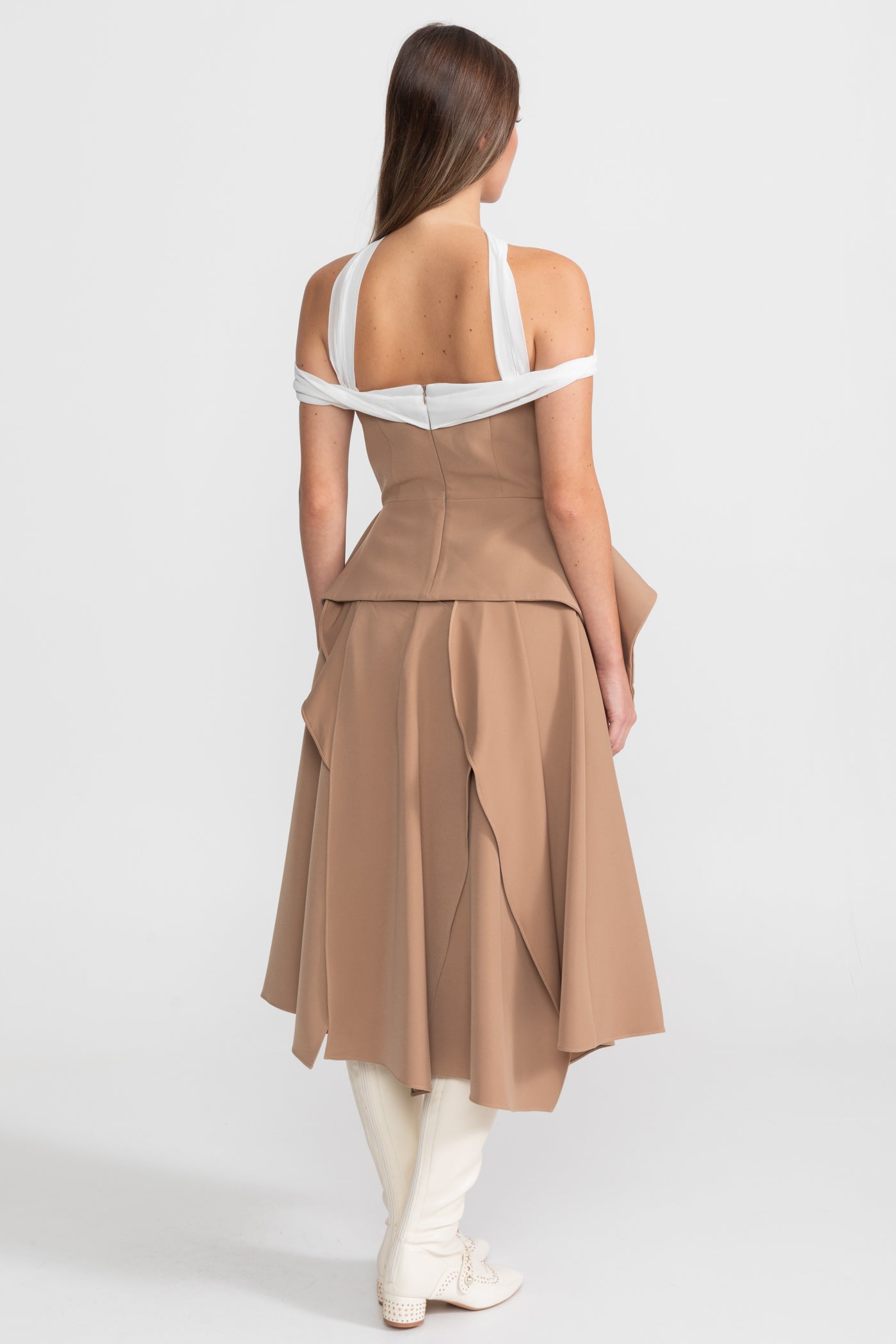 Drapierter Peplum Off-Shoulder Co-ord mit kontrastierendem Ausschnitt – Camel/Ivoire