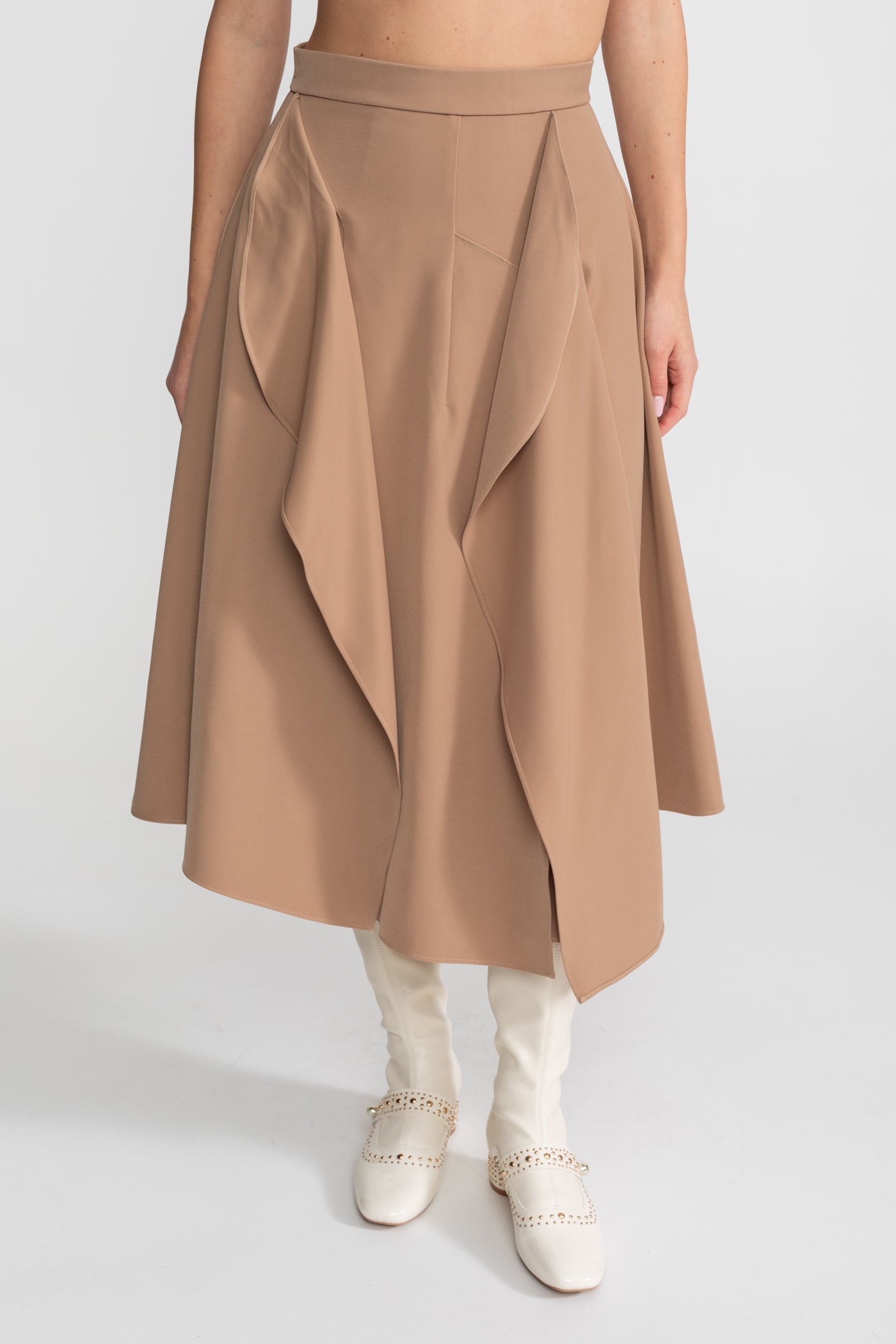 Drapierter Peplum Off-Shoulder Co-ord mit kontrastierendem Ausschnitt – Camel/Ivoire