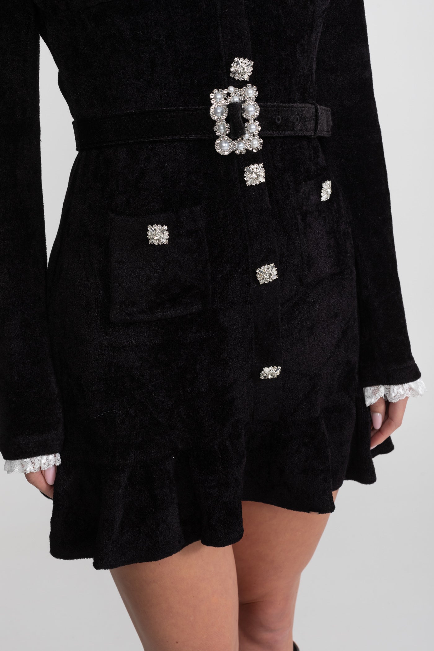Strick-Mini-Kleid mit Kristallknöpfen und passendem Gürtel – Schwarz