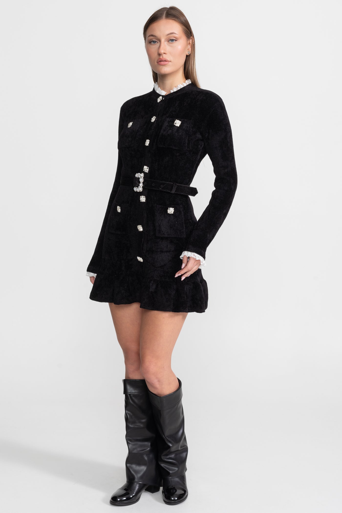 Strick-Mini-Kleid mit Kristallknöpfen und passendem Gürtel – Schwarz