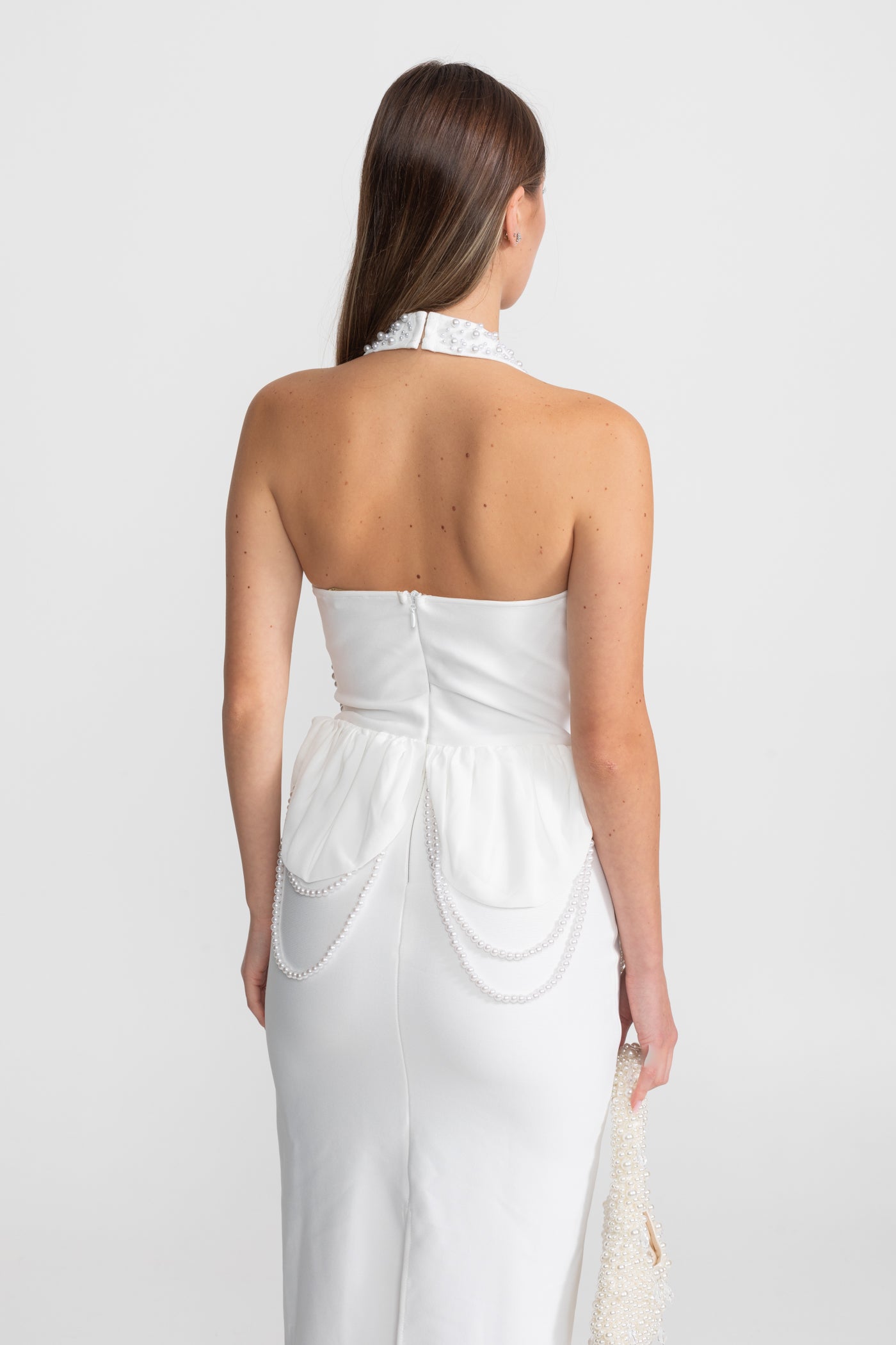 Verziertes Maxikleid mit Neckholder und gerafftem Peplum-Detail – Weiß