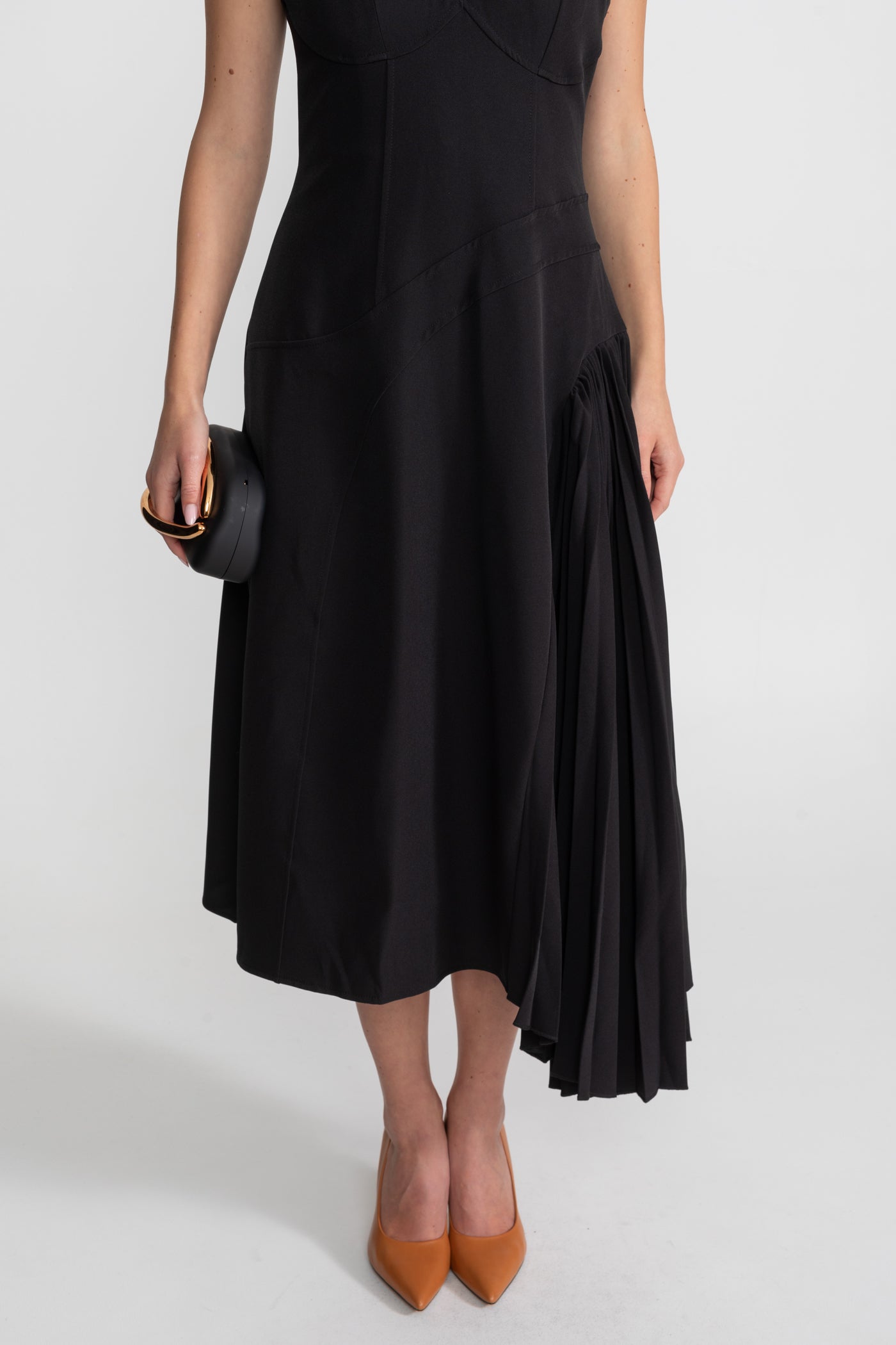 Plissiertes Midikleid mit Neckholder und Schlüsselloch-Detail – Schwarz