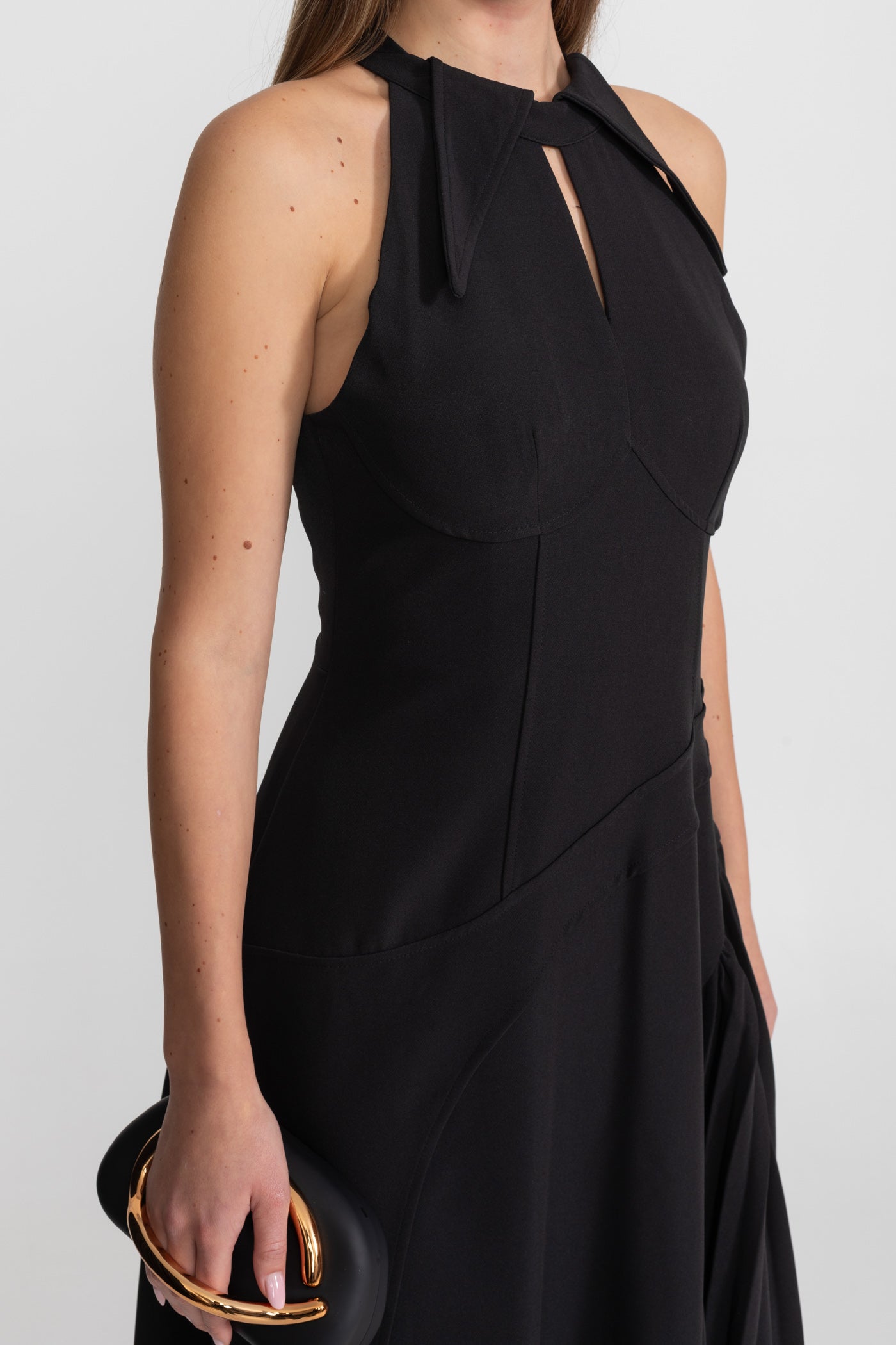 Plissiertes Midikleid mit Neckholder und Schlüsselloch-Detail – Schwarz