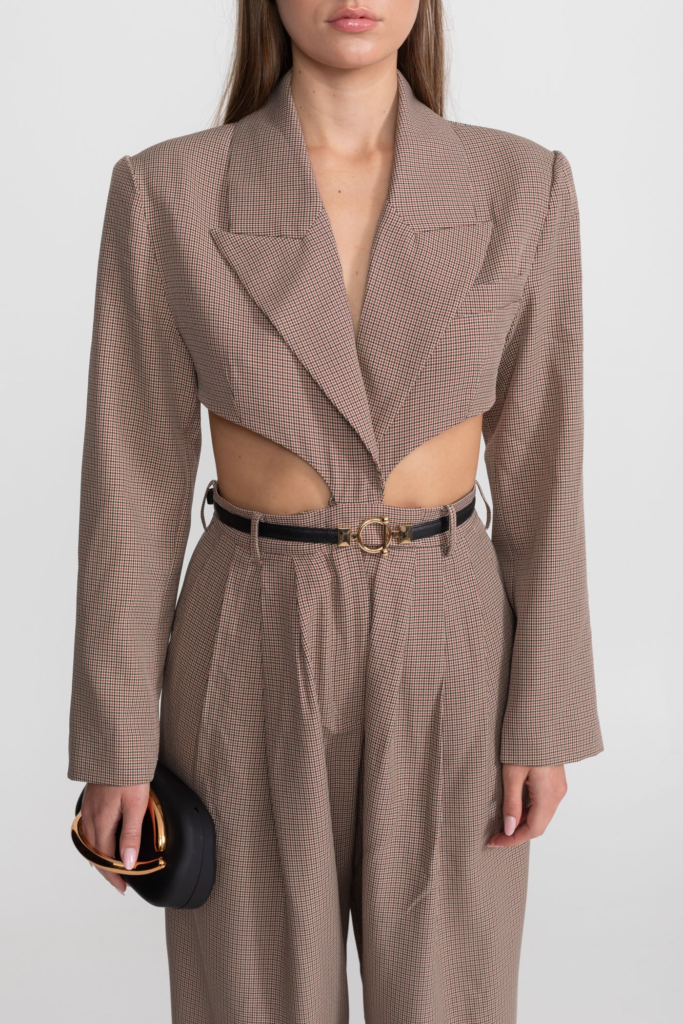 Cut-Out-Jumpsuit mit schmalem schwarzen Taillengürtel – Taupe Karo