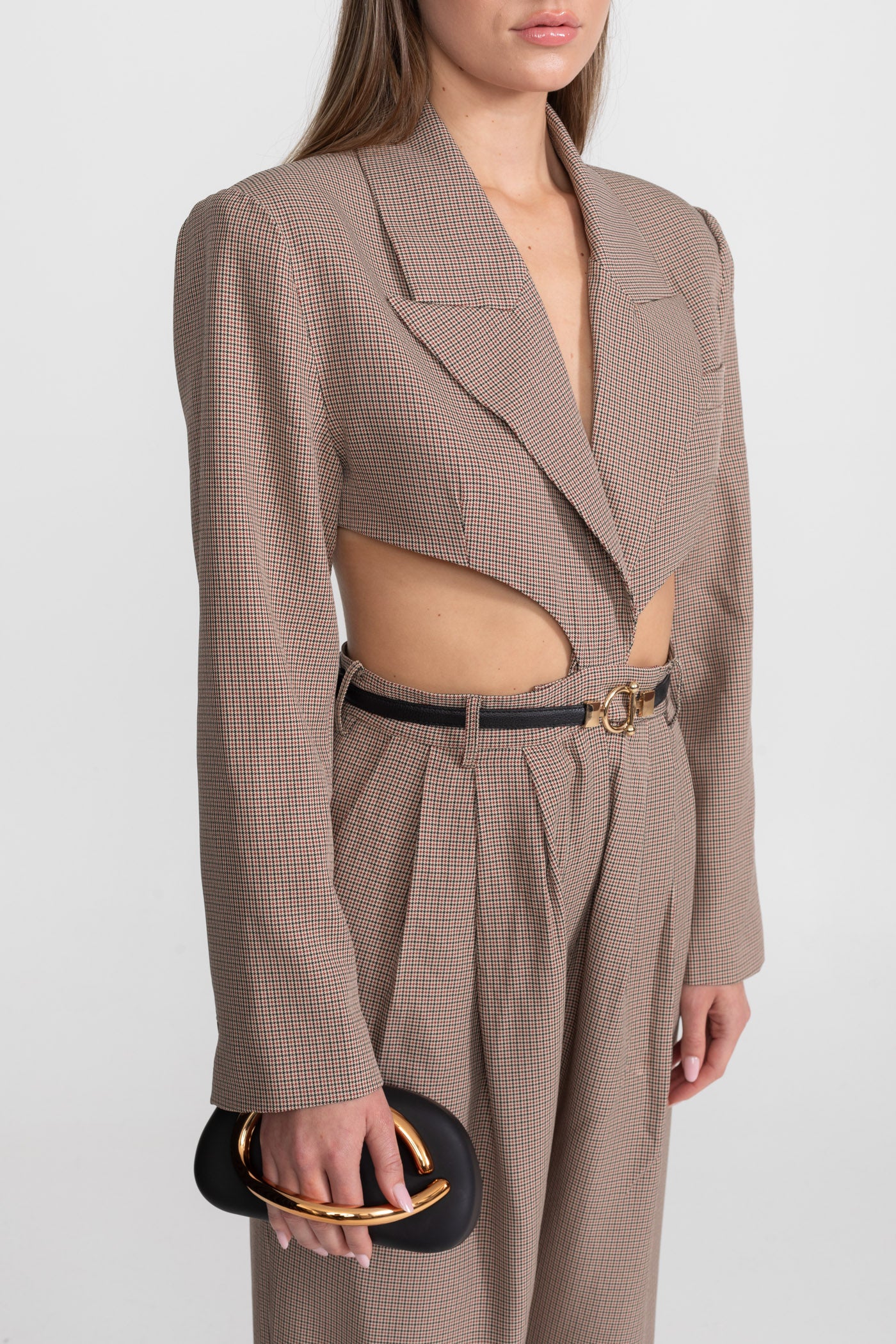 Cut-Out-Jumpsuit mit schmalem schwarzen Taillengürtel – Taupe Karo