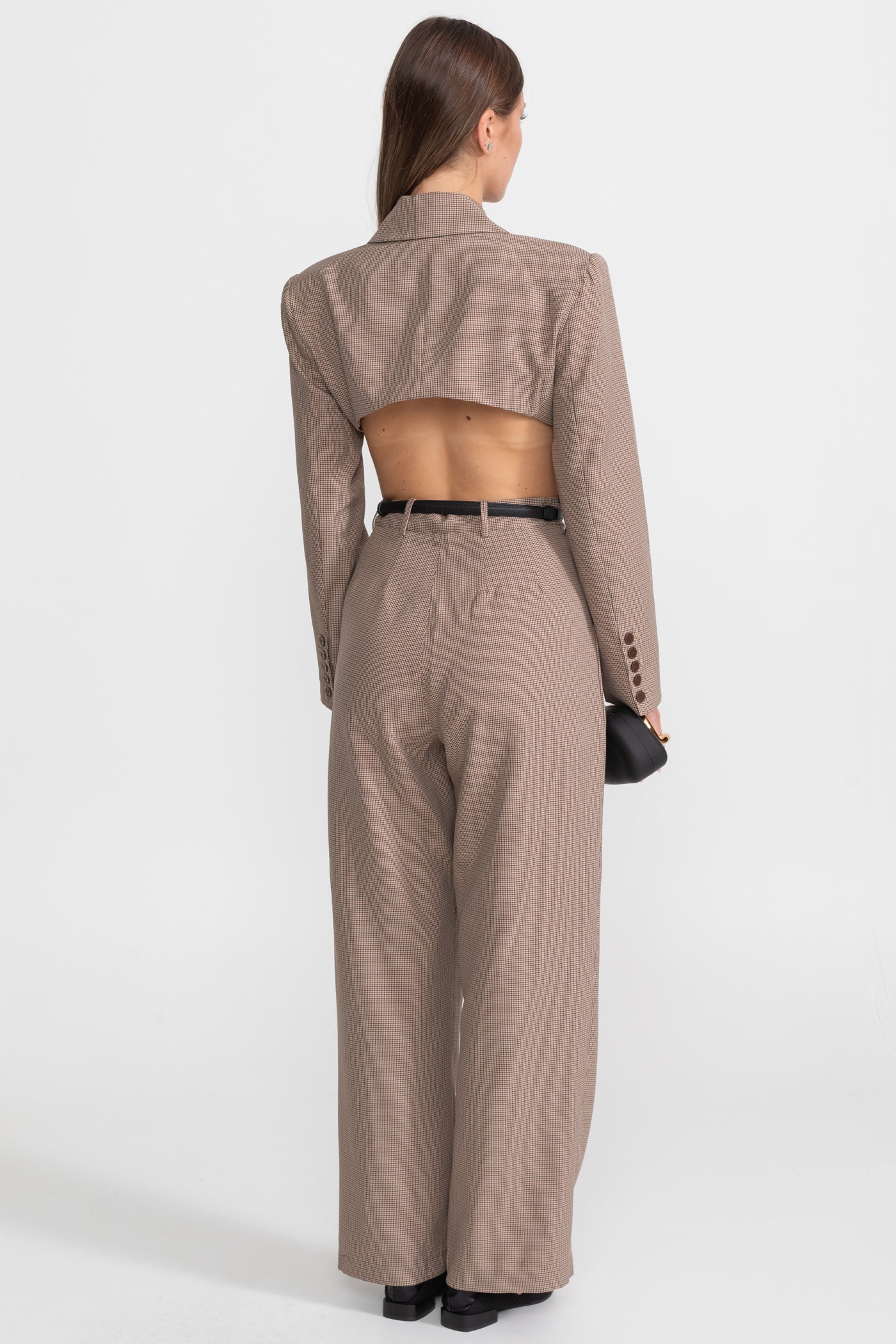 Cut-Out-Jumpsuit mit schmalem schwarzen Taillengürtel – Taupe Karo