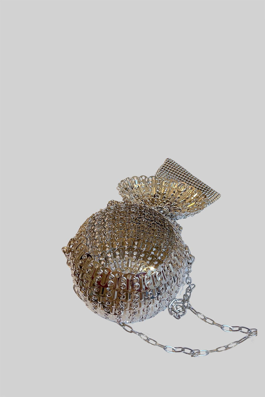 Kugelförmige Metallic-Handtasche mit schimmernden Verzierungen – Silber