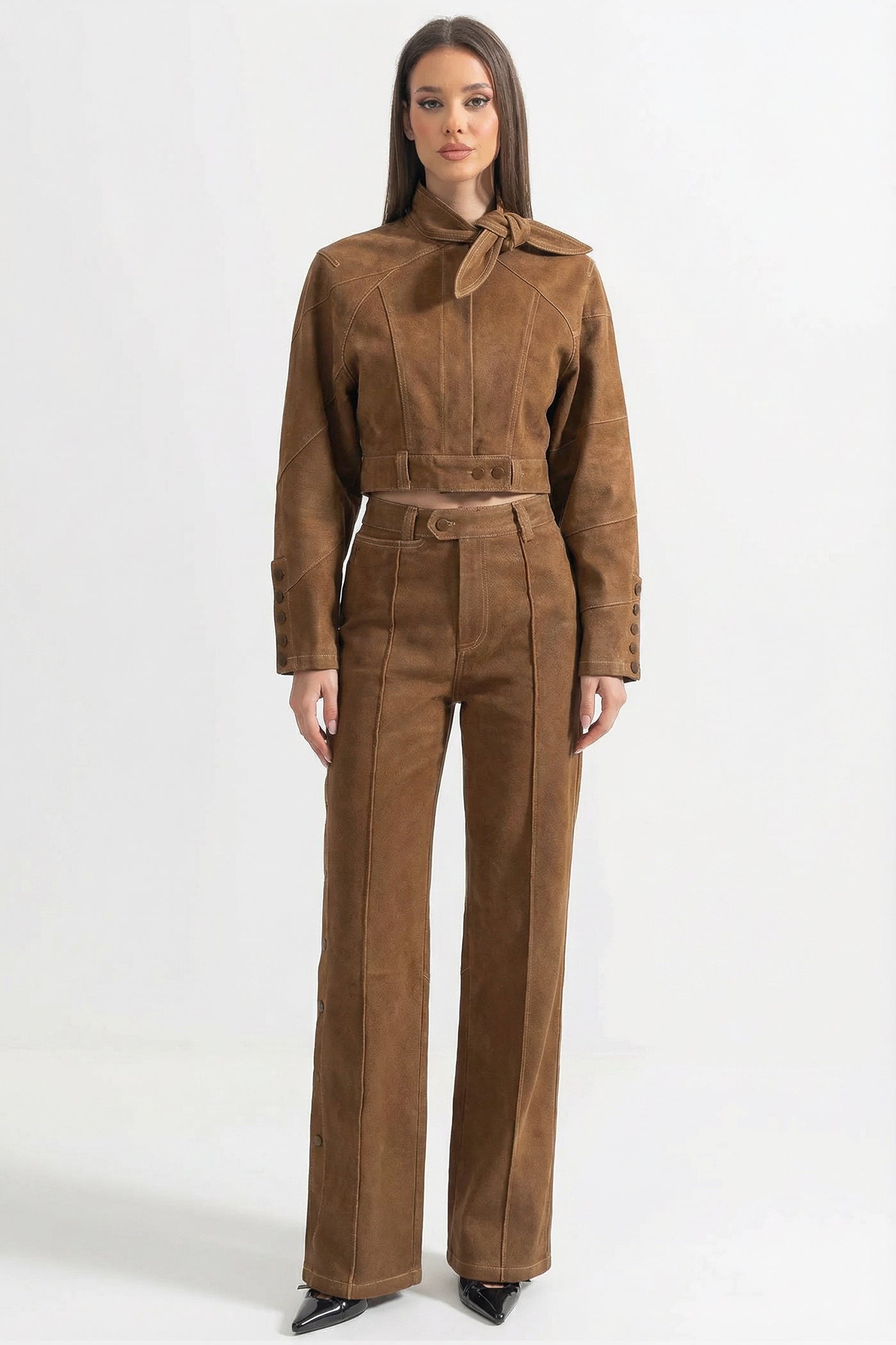 Wildleder-Co-Ord-Set mit Cropped-Jacke mit Bindekragen und weitem Bein - Braun
