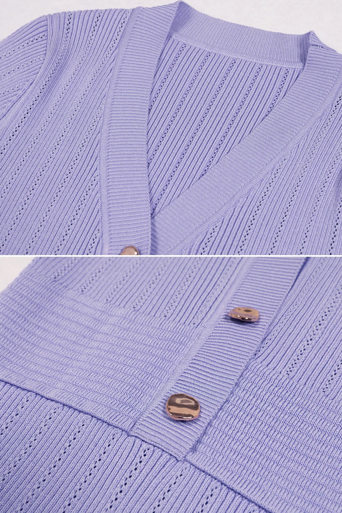 Geripptes Midikleid mit kurzen Ärmeln und V-Ausschnitt mit goldenen Knöpfen - Flieder