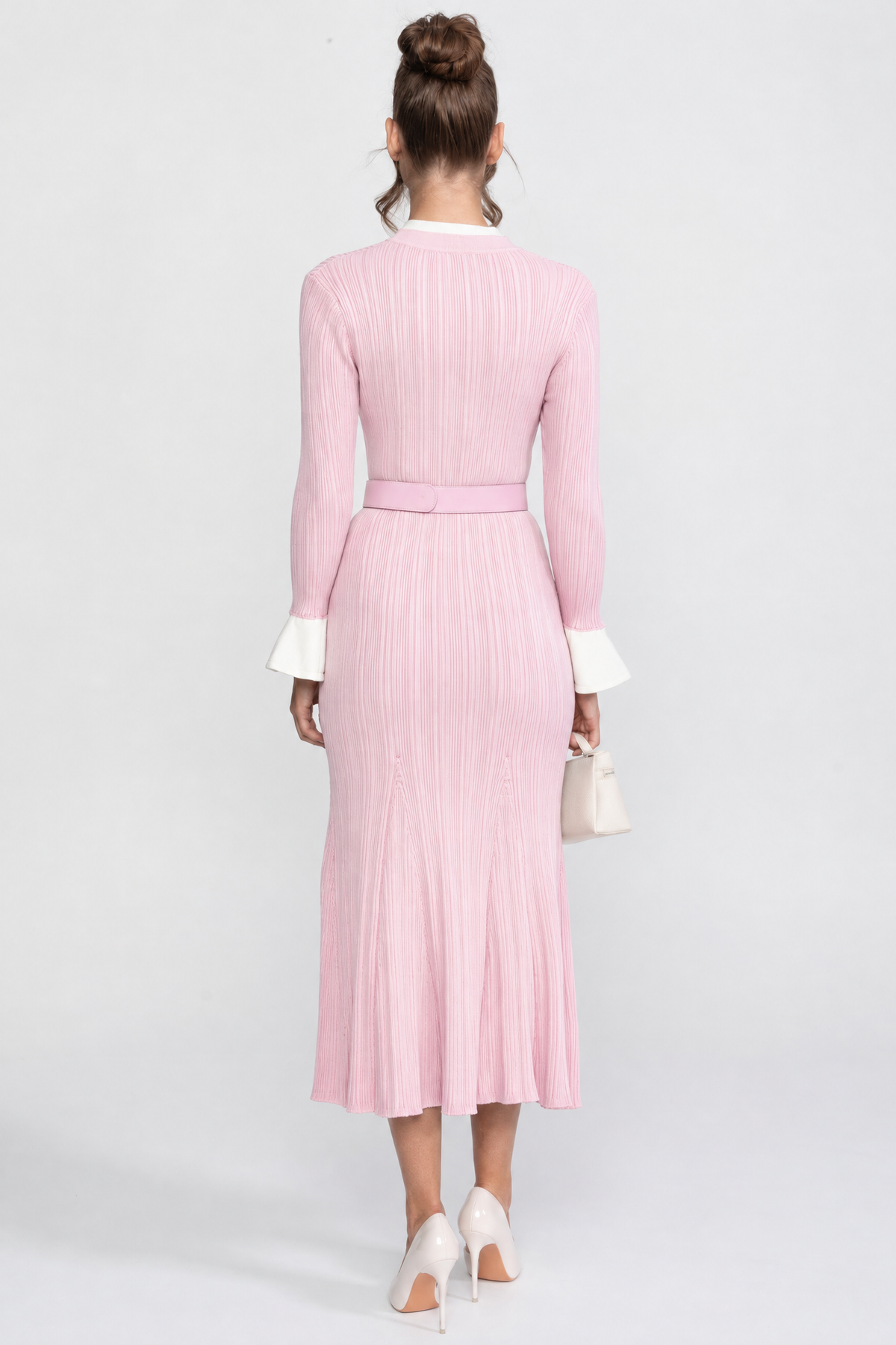 Geripptes Strick-Midikleid mit Gürtel, weißen Manschetten und Kragen - Rosa