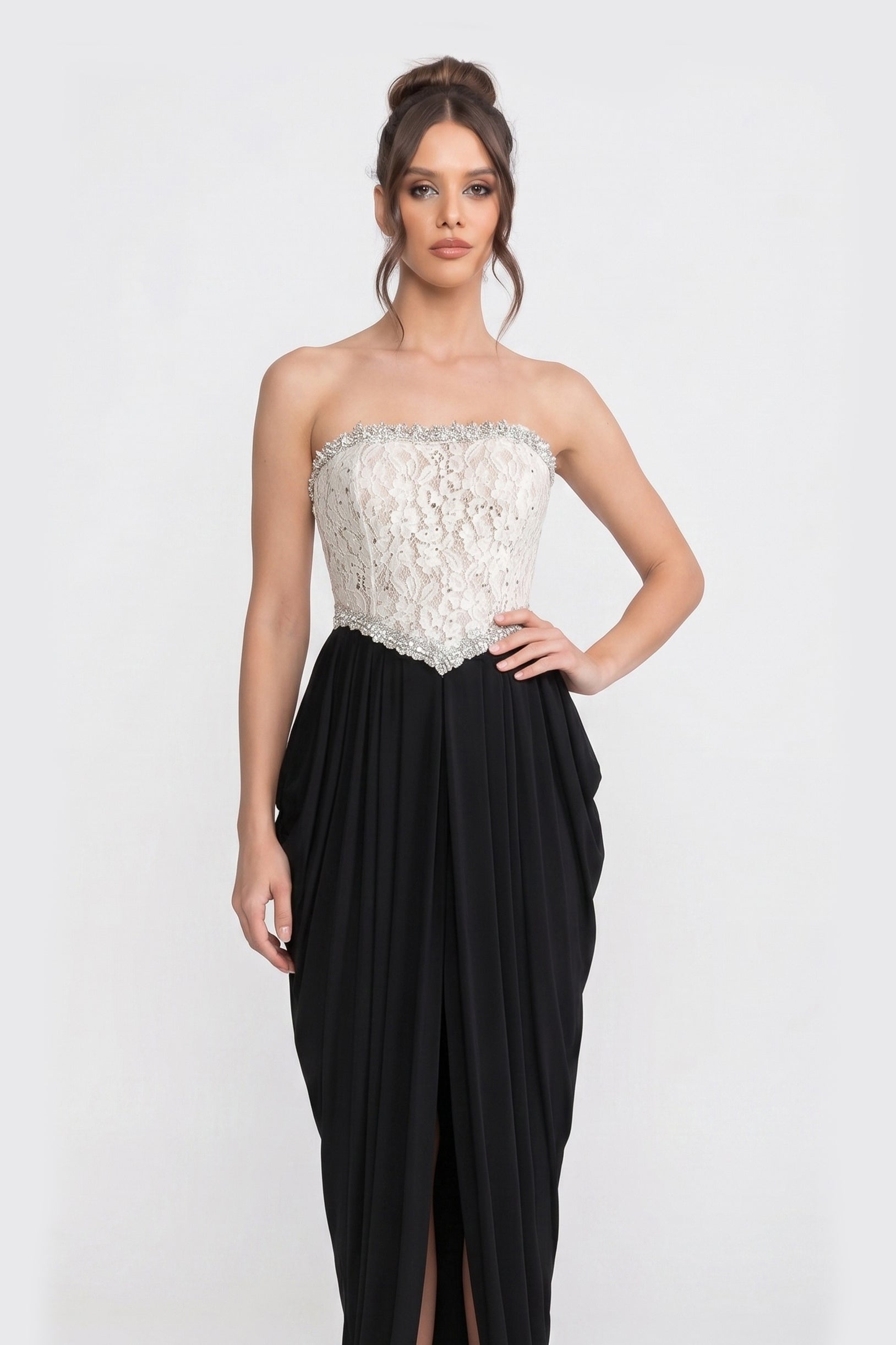 Schulterfreies Abendkleid mit 3D-Blumen-Korsett-Oberteil und drapierter schwarzer Rockpartie - Weiß+Schwarz