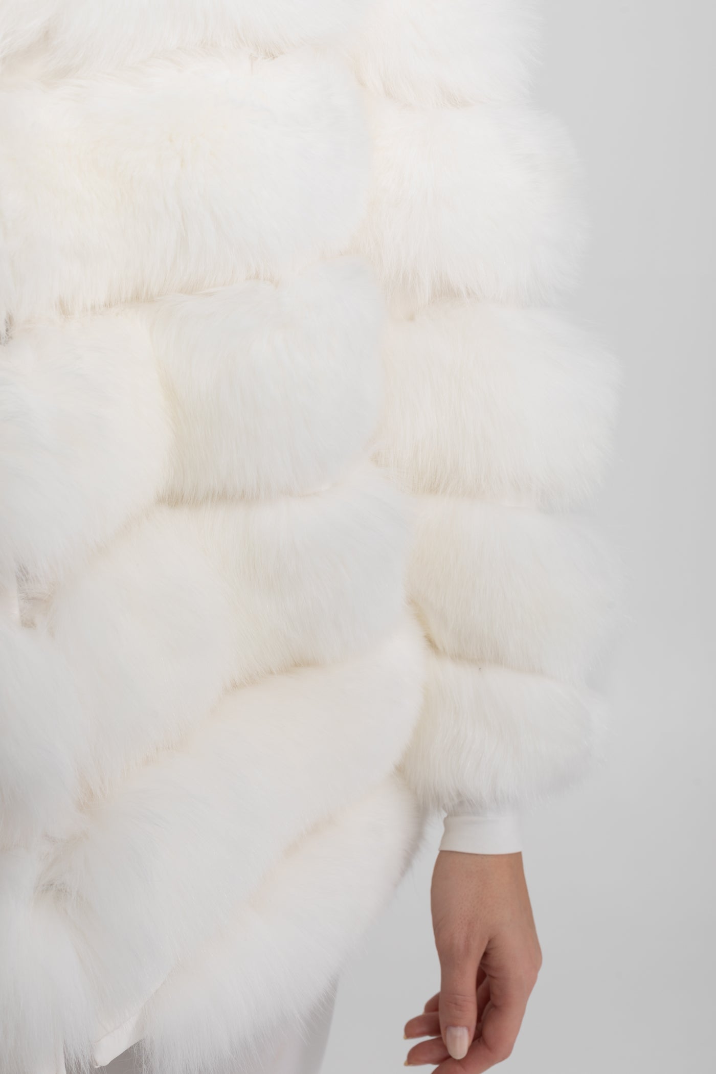 Gestufte Fuchsfelljacke mit übergroßem Schalkragen – Weiß