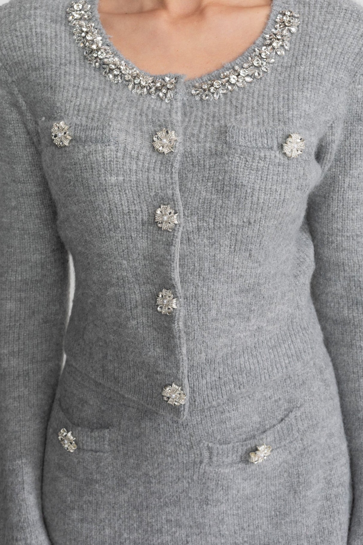 Verziertes Strick-Co-Ord-Set mit Kristallknöpfen – Grau