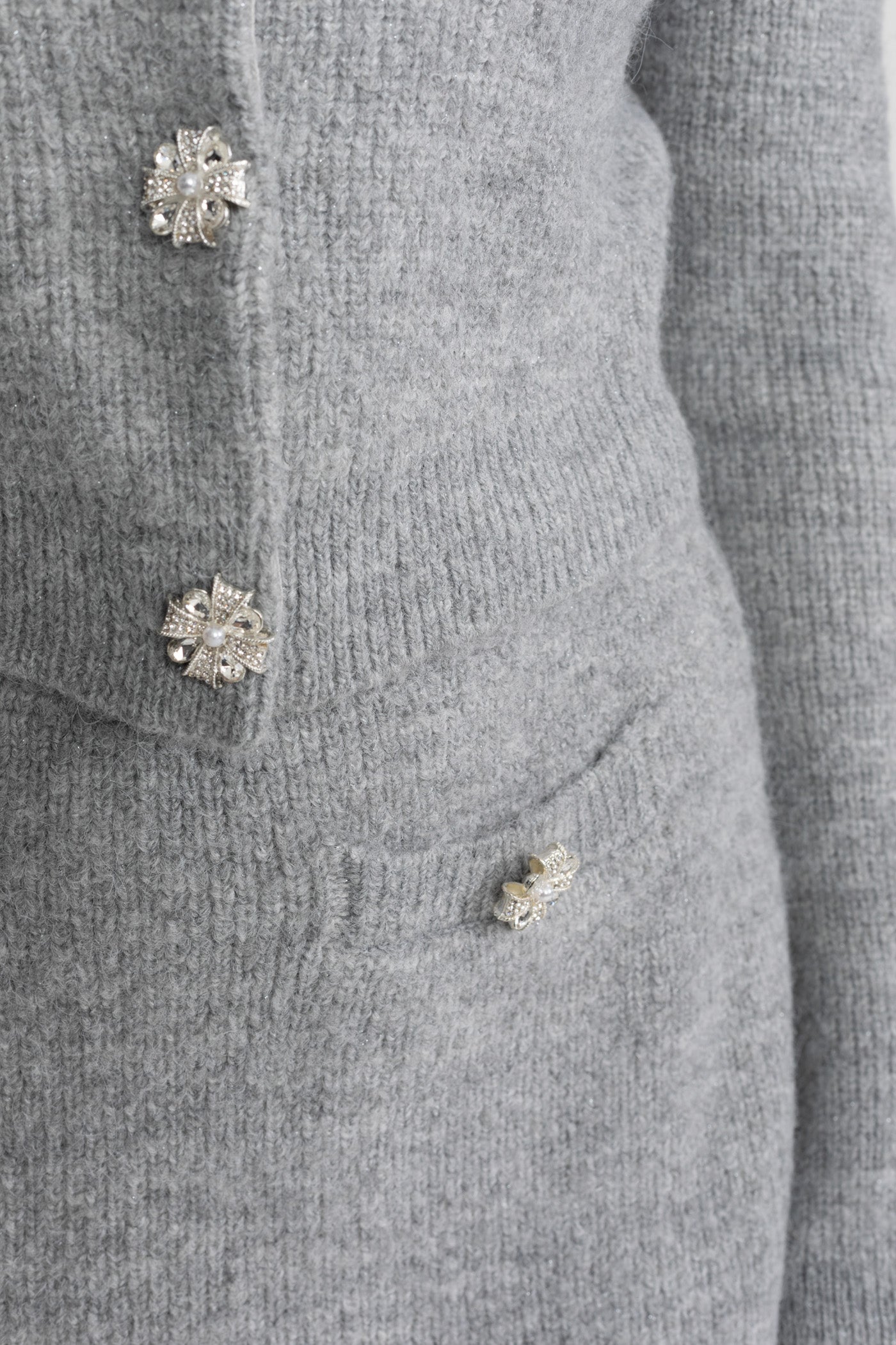 Verziertes Strick-Co-Ord-Set mit Kristallknöpfen – Grau