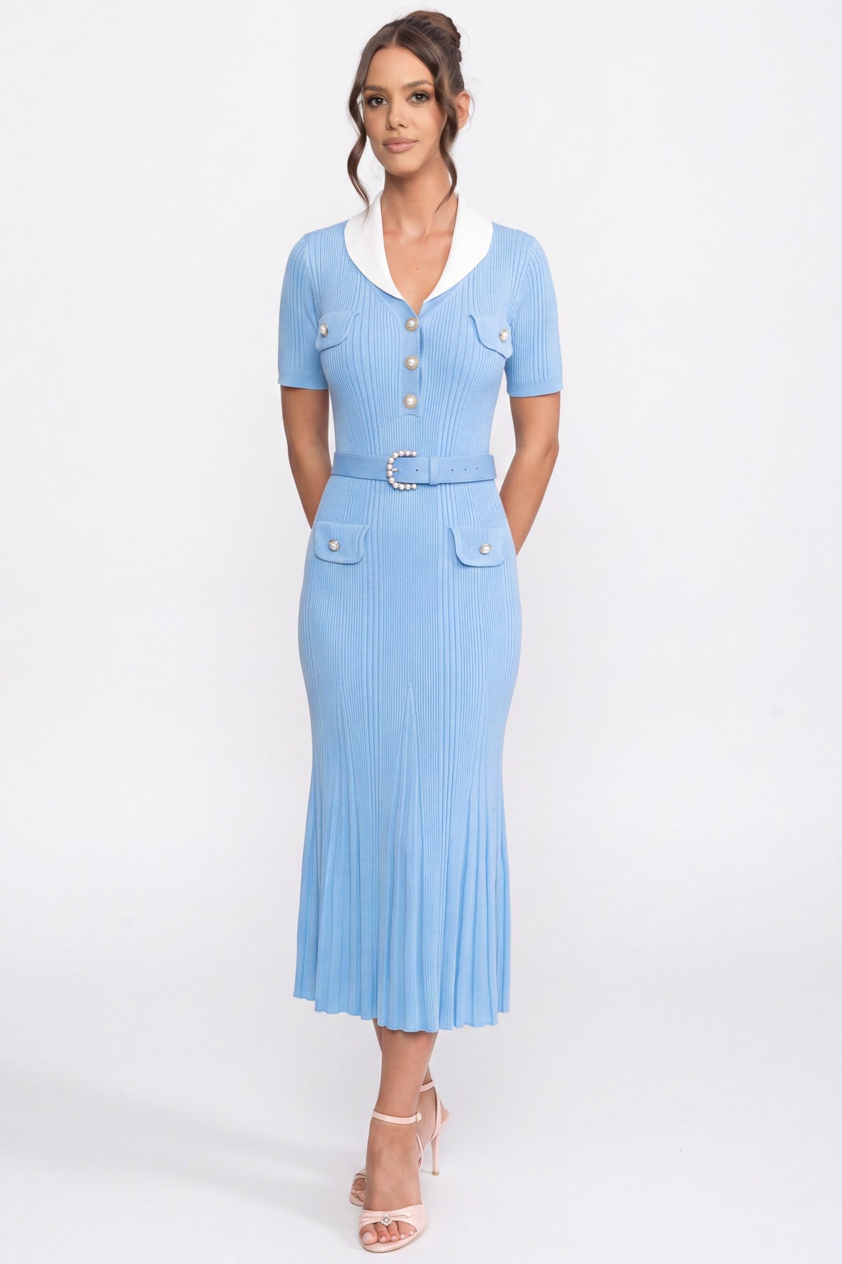 Geripptes Strick-Midikleid mit weißem Kragen und Perlengürtel - Hellblau