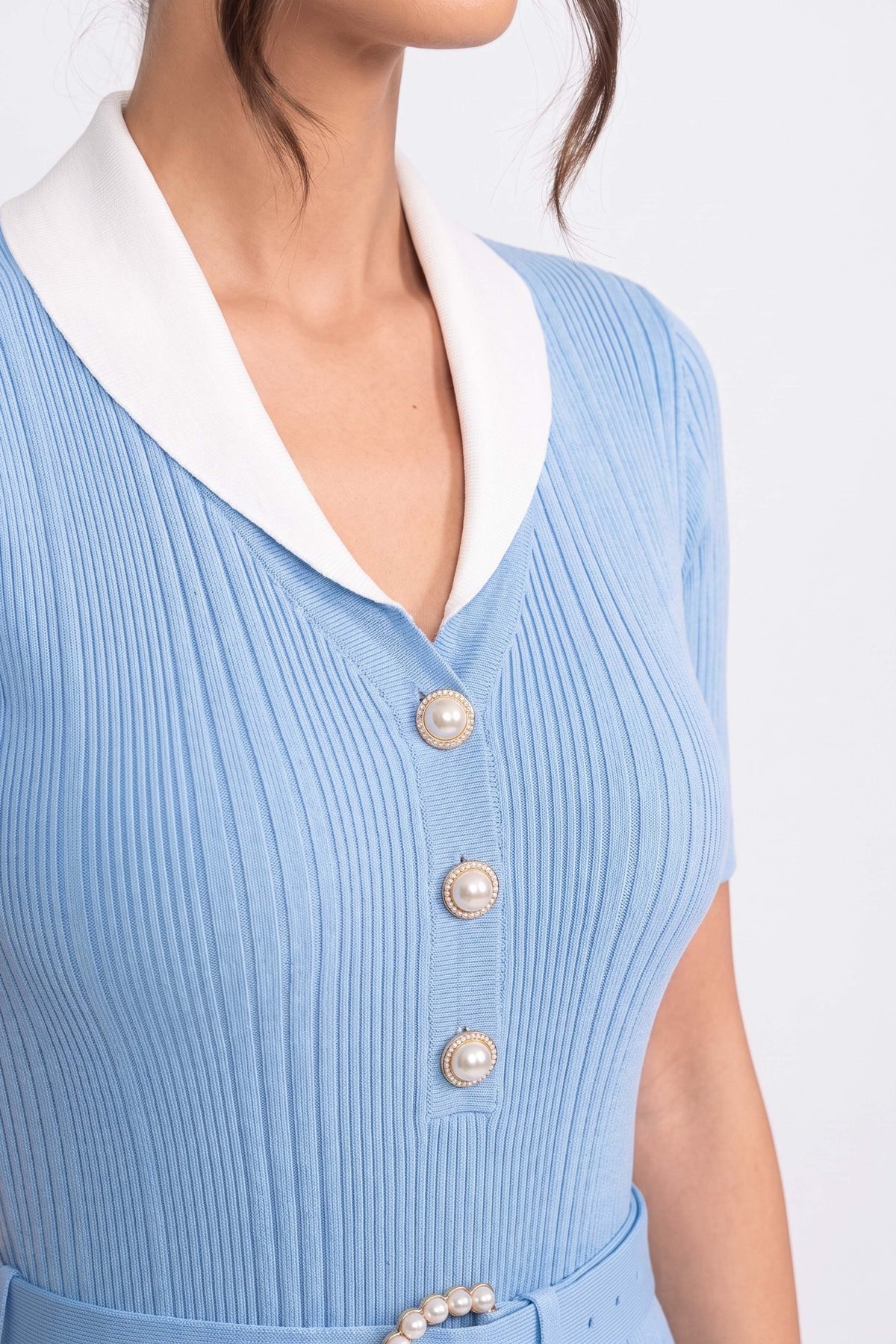 Geripptes Strick-Midikleid mit weißem Kragen und Perlengürtel - Hellblau