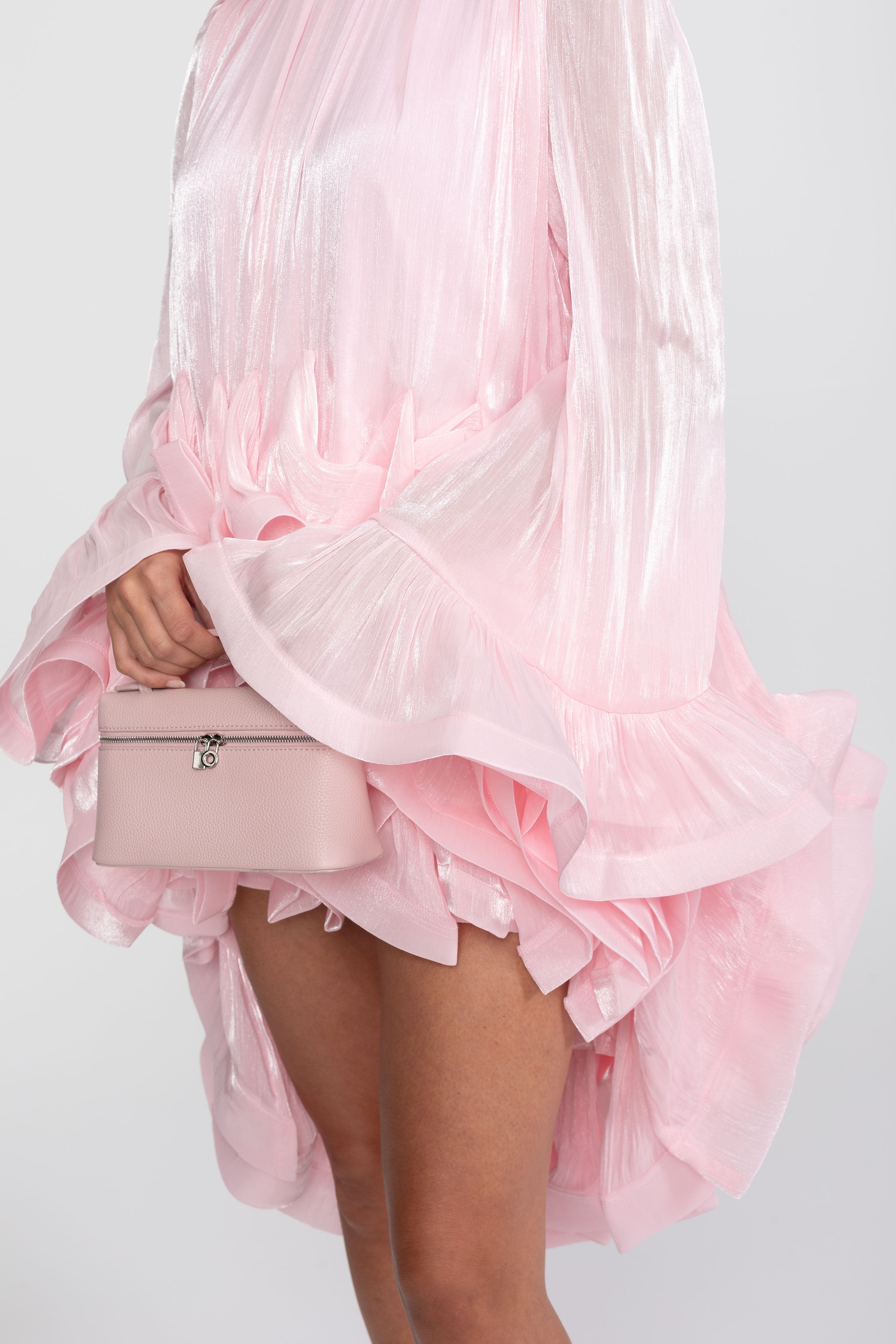 Asymmetrisches Mini-Kleid mit Rüschensaum und Satin-Finish - Pink