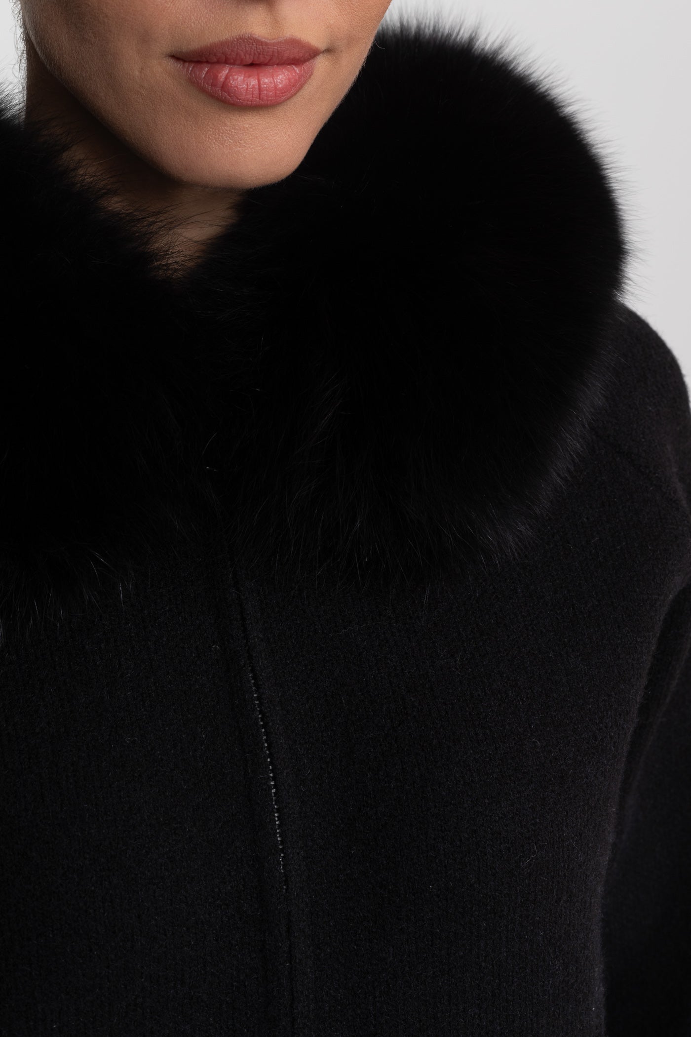Kapuzensweatshirt aus Wolle mit Fuchspelzkragen – Schwarz
