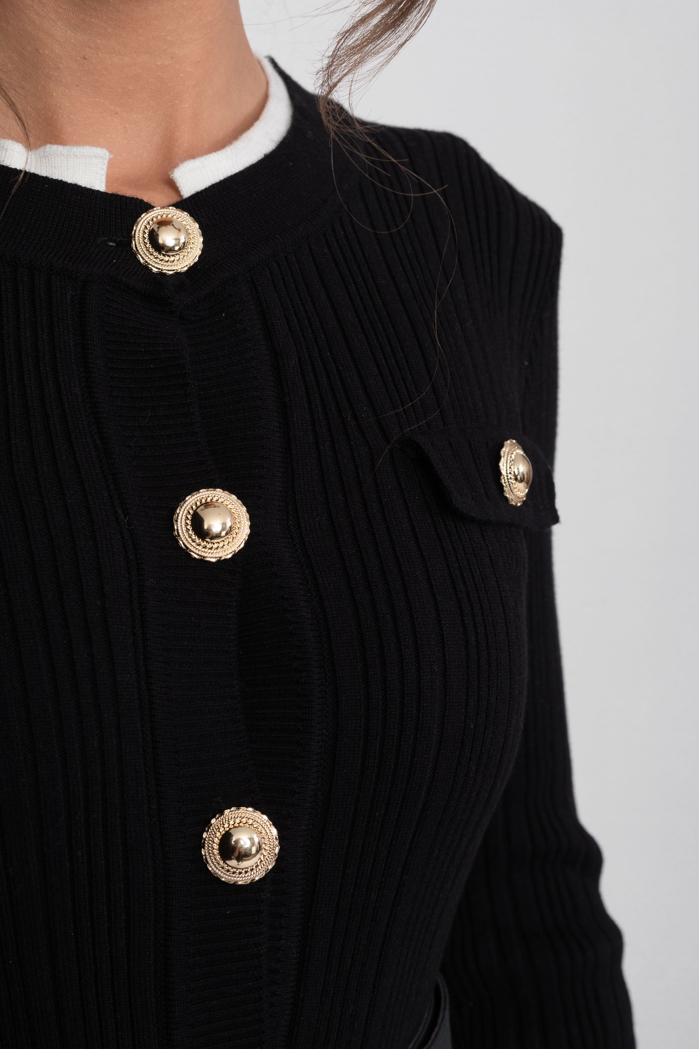 Geripptes Strick-Midi-Kleid mit weißen Manschetten und Kragen - Schwarz