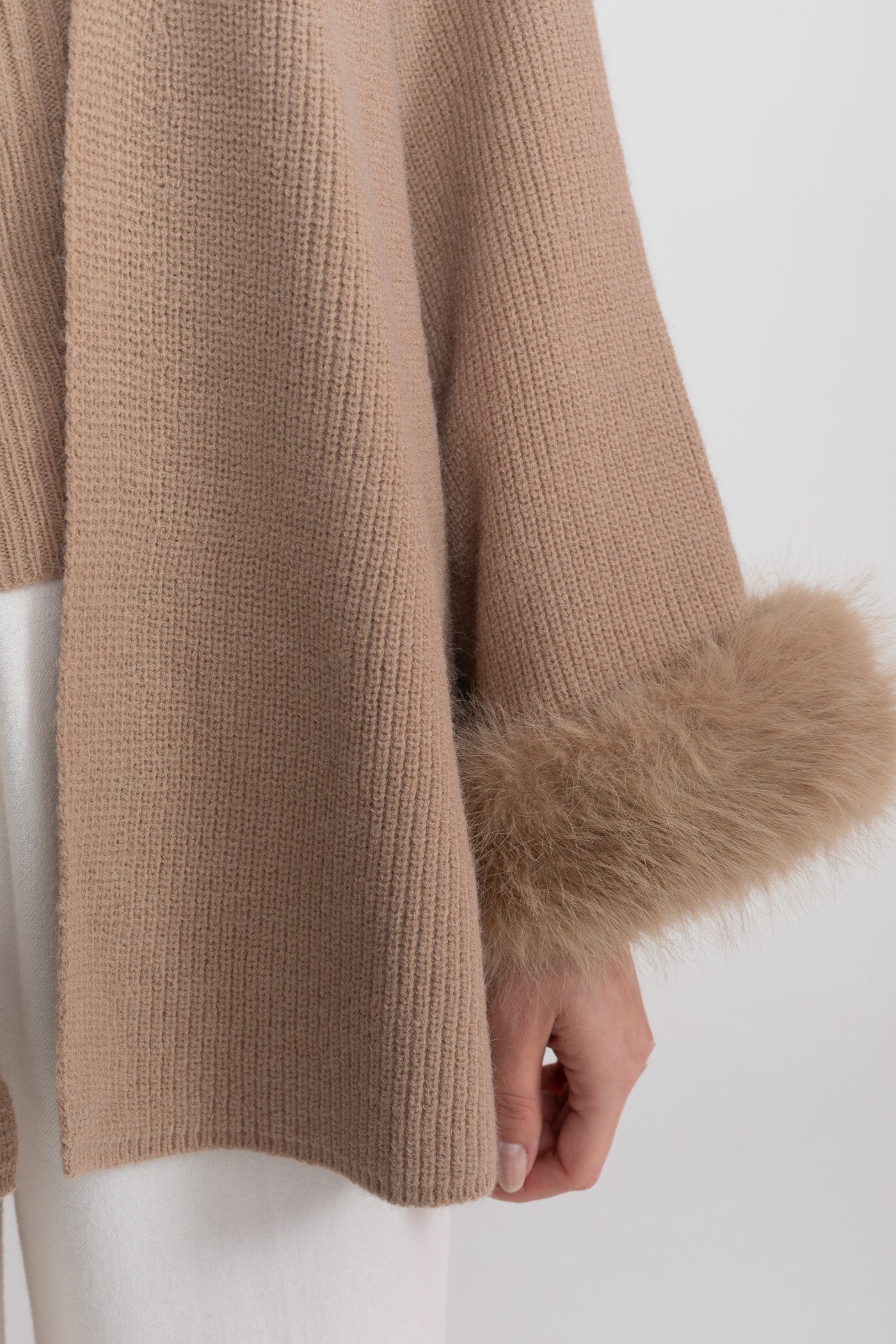 Strick-Zweiteiler mit Kristallverzierungen und Besatz an den Bündchen - Beige