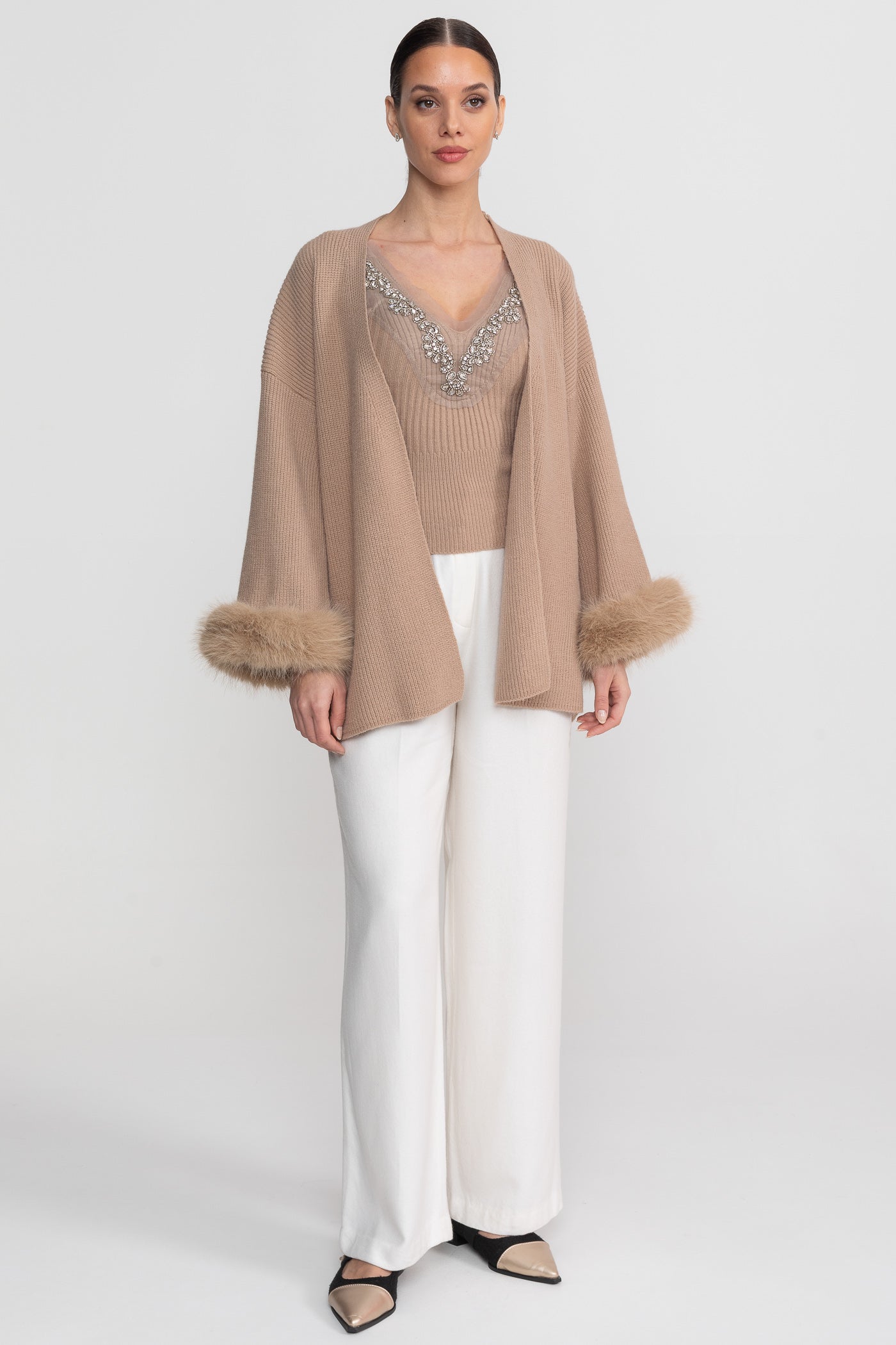 Strick-Zweiteiler mit Kristallverzierungen und Besatz an den Bündchen - Beige