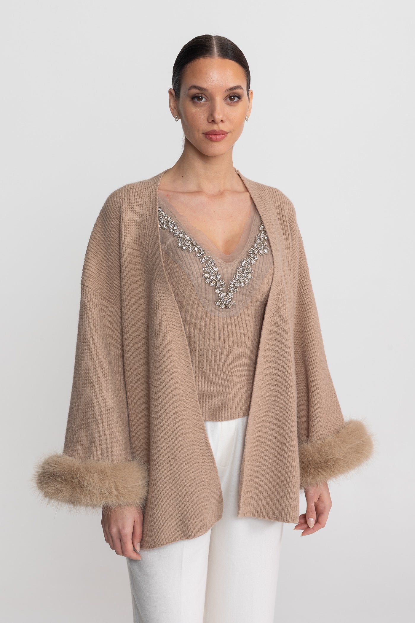 Strick-Zweiteiler mit Kristallverzierungen und Besatz an den Bündchen - Beige