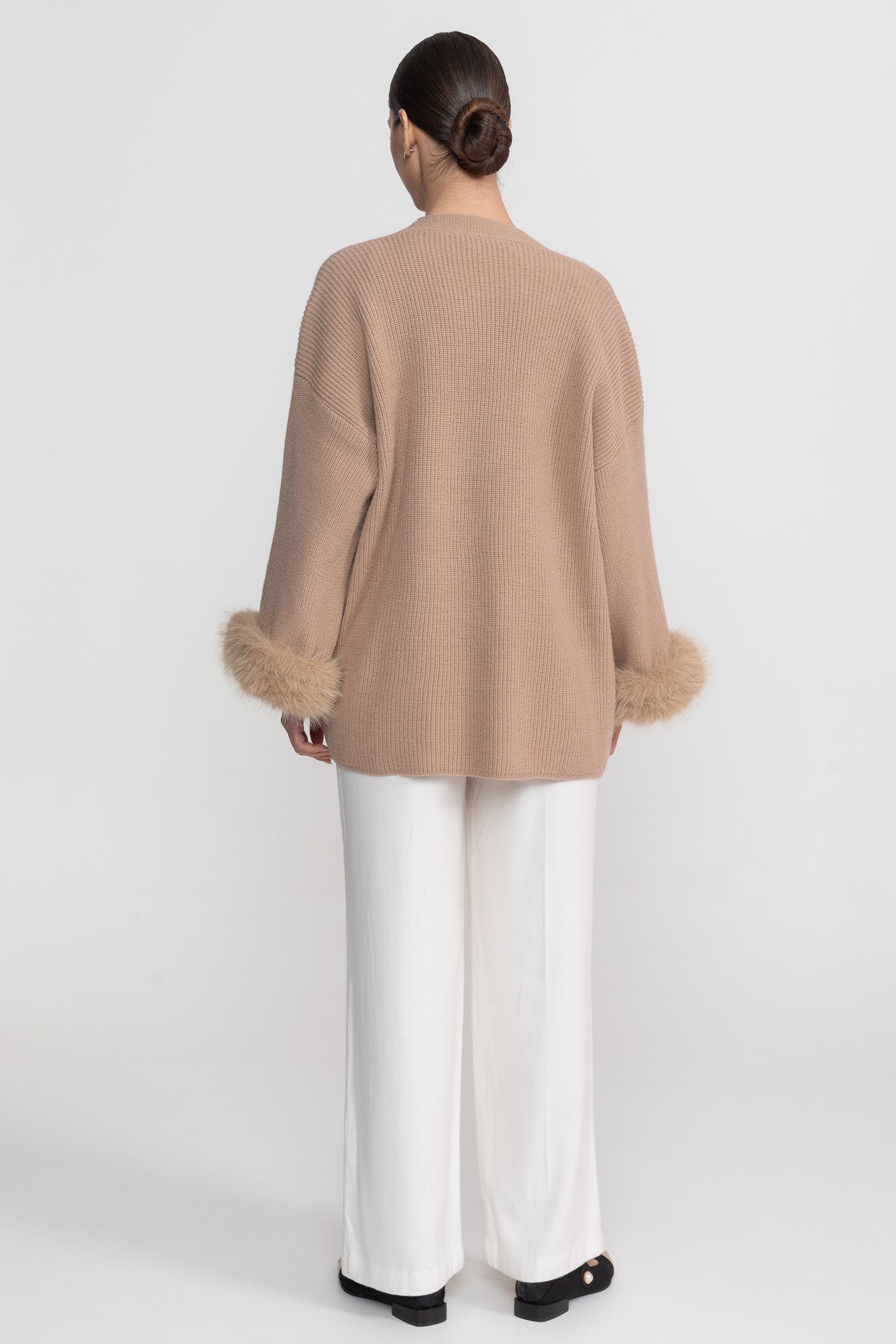 Strick-Zweiteiler mit Kristallverzierungen und Besatz an den Bündchen - Beige