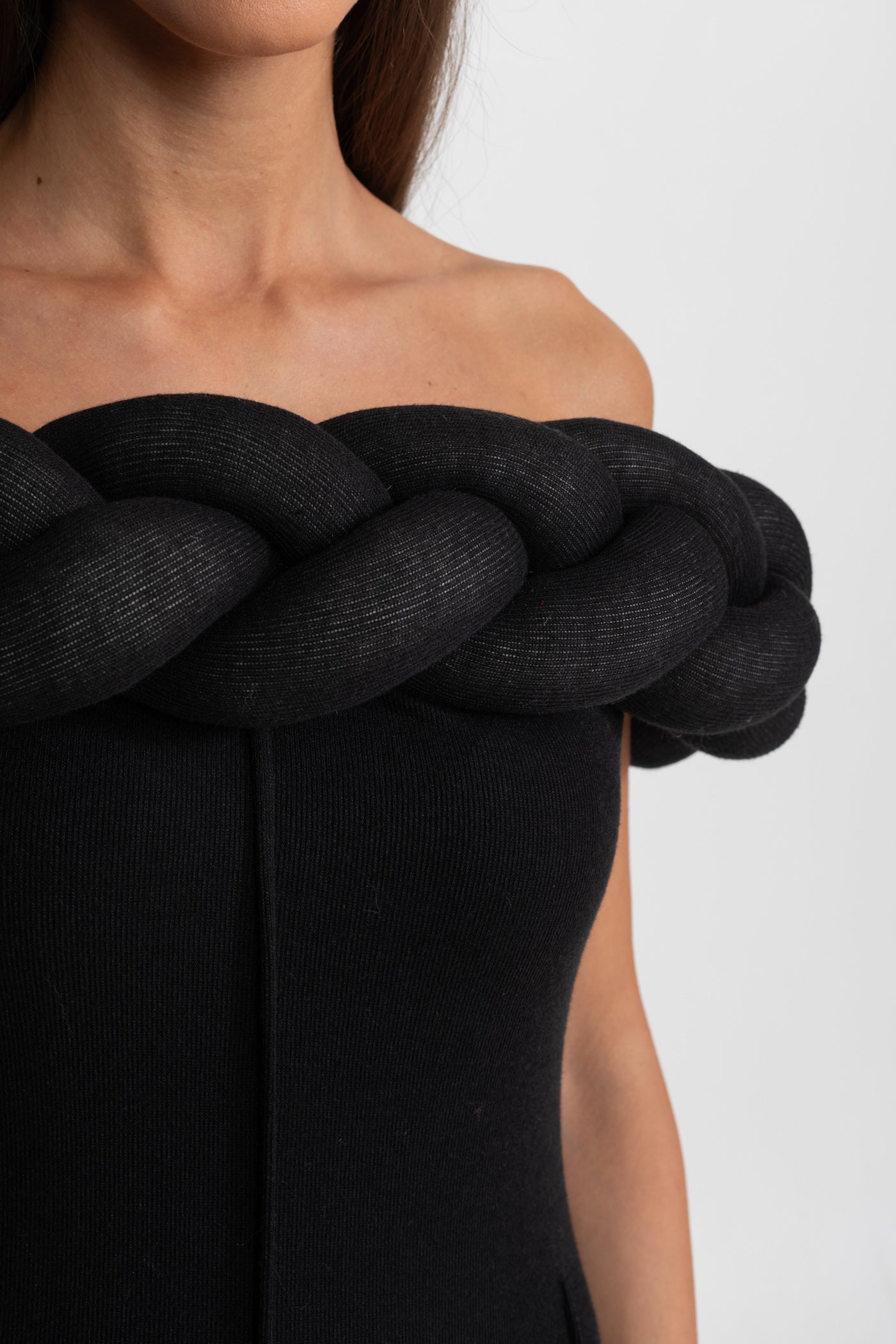 Maxikleid mit schulterfreiem, geflochtenem Ausschnitt – Schwarz