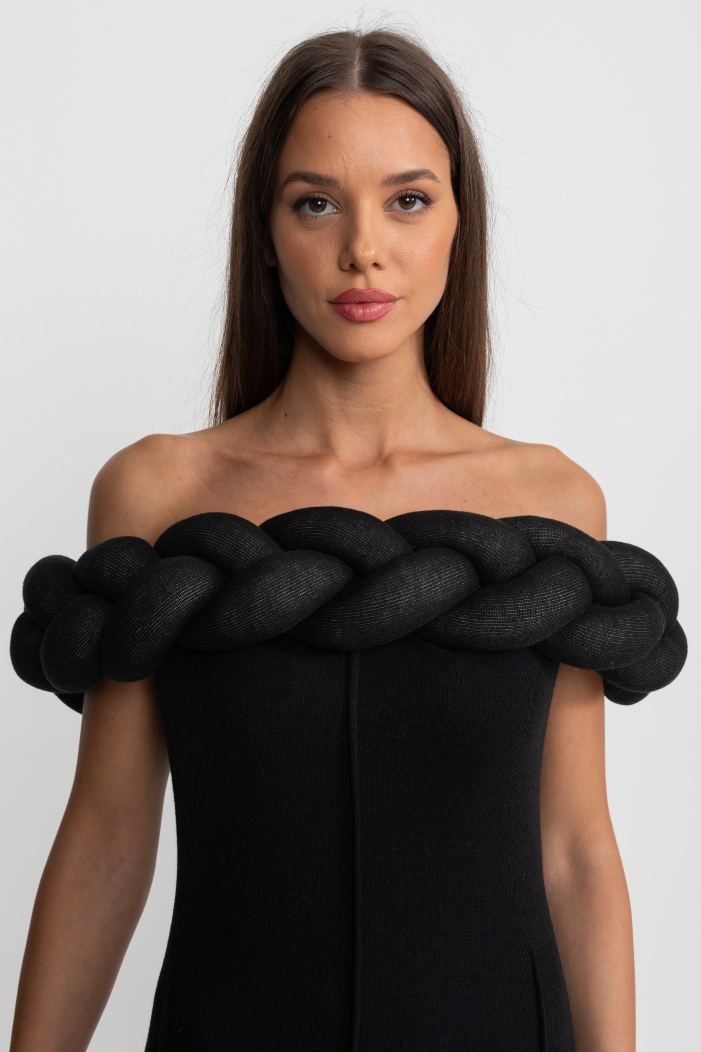 Maxikleid mit schulterfreiem, geflochtenem Ausschnitt – Schwarz