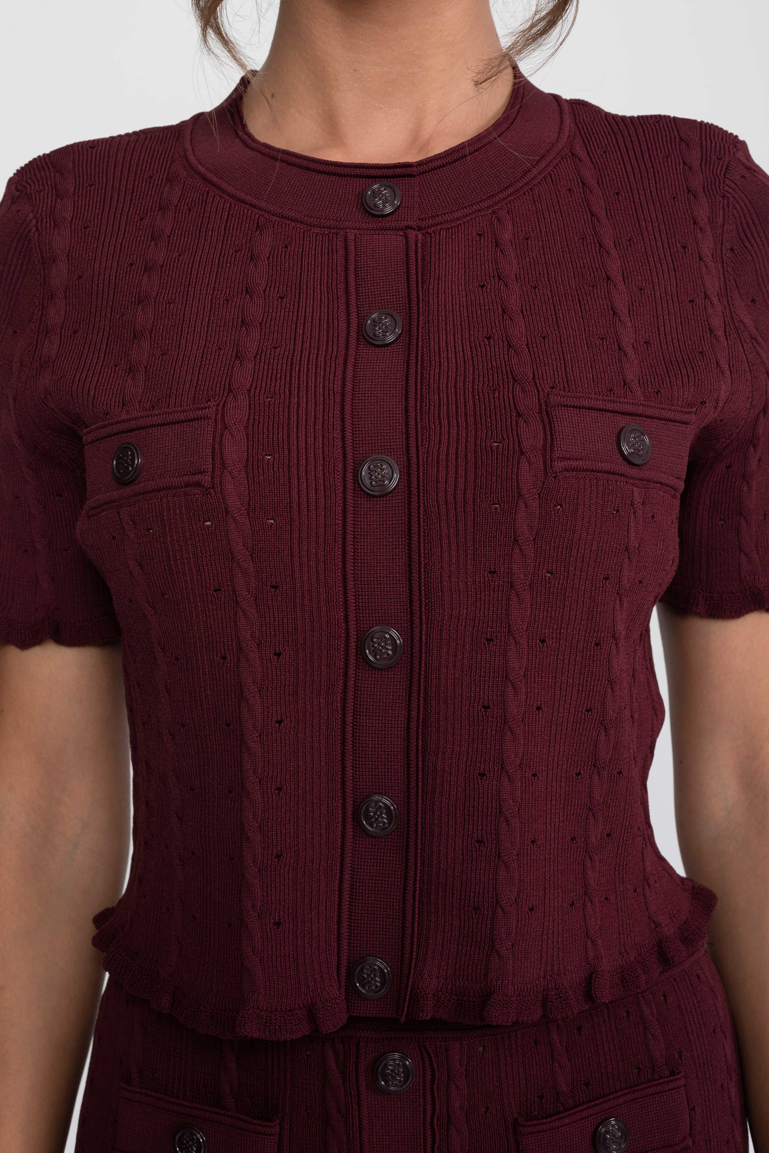 Gerippter Strick-Co-Ord-Set mit Cardigan mit Knopfleiste vorne und passendem Maxi-Rock - Burgundy