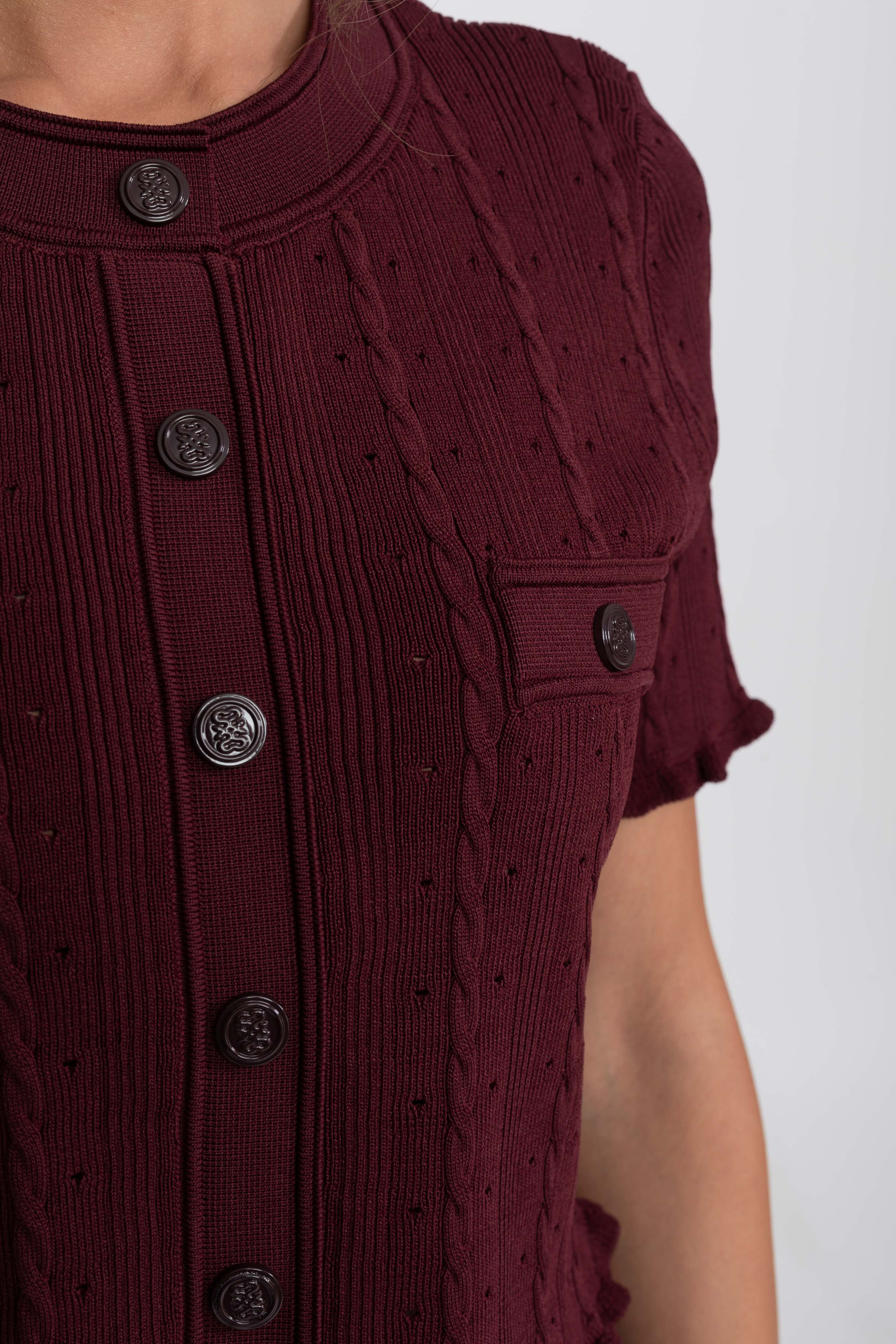 Gerippter Strick-Co-Ord-Set mit Cardigan mit Knopfleiste vorne und passendem Maxi-Rock - Burgundy