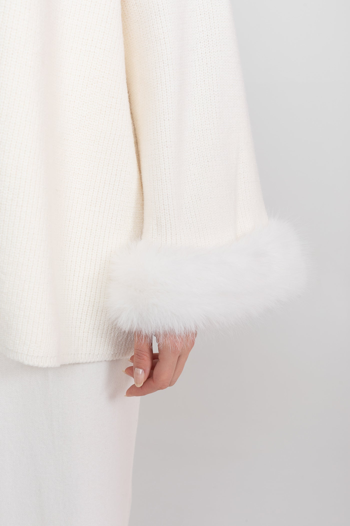 Strick-Zweiteiler mit Kristallverzierungen und Besatz an den Manschetten – Weiß