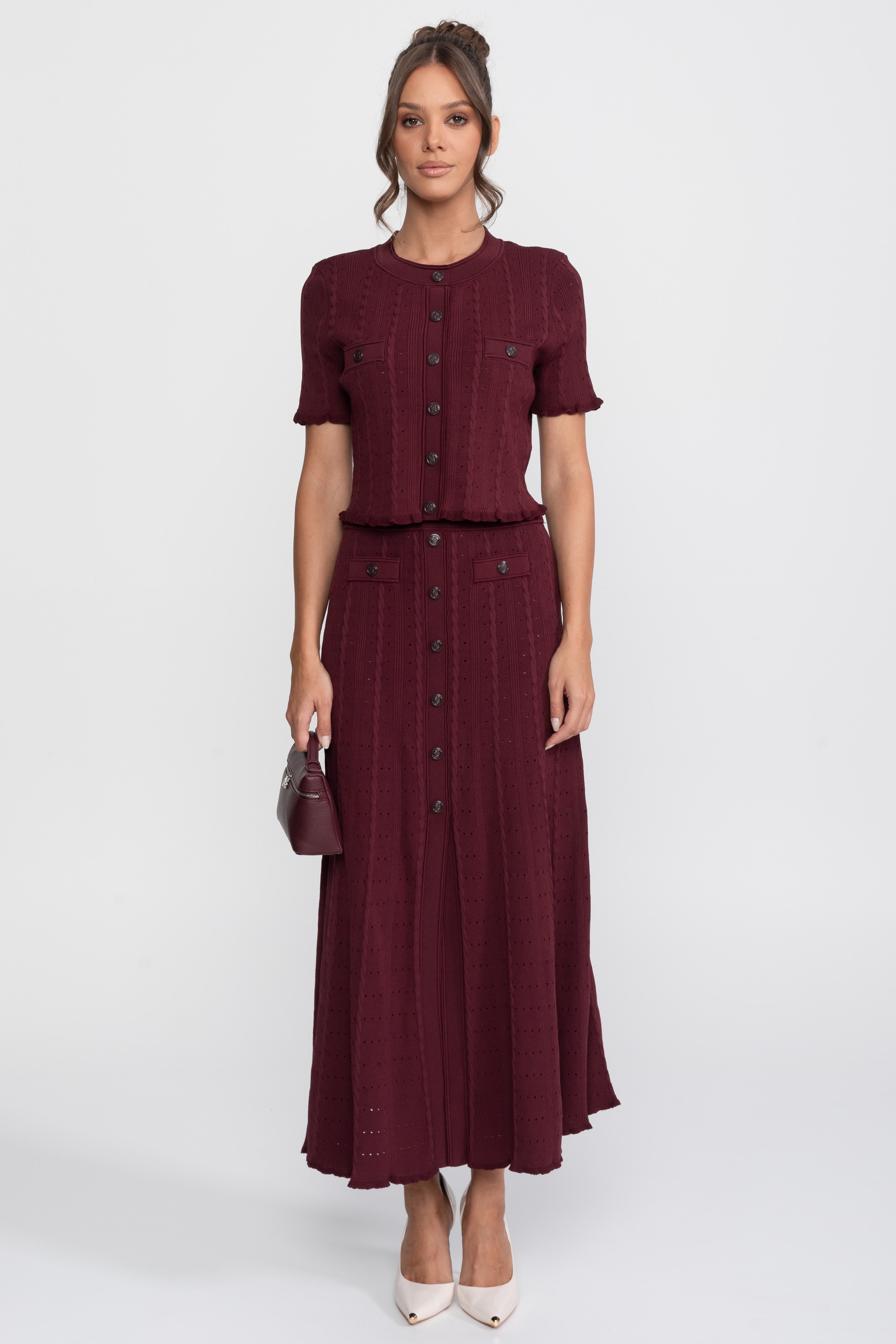 Gerippter Strick-Co-Ord-Set mit Cardigan mit Knopfleiste vorne und passendem Maxi-Rock - Burgundy