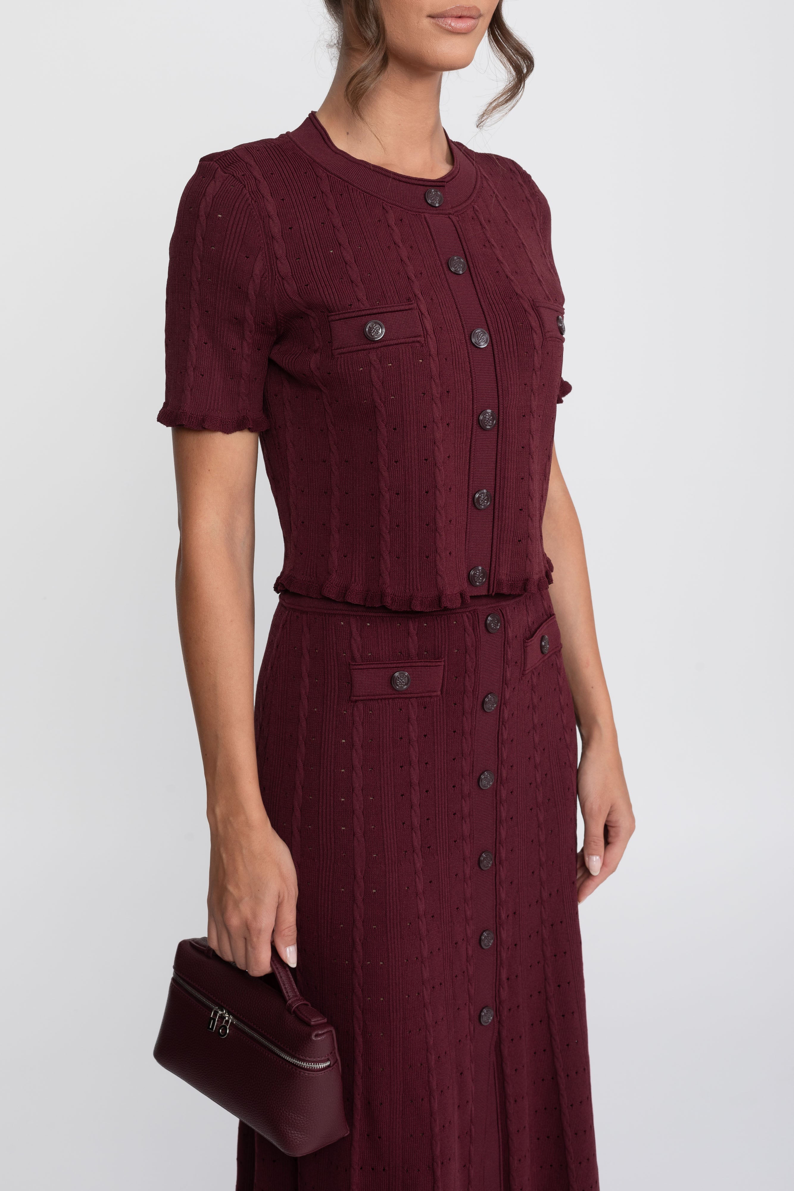 Gerippter Strick-Co-Ord-Set mit Cardigan mit Knopfleiste vorne und passendem Maxi-Rock - Burgundy