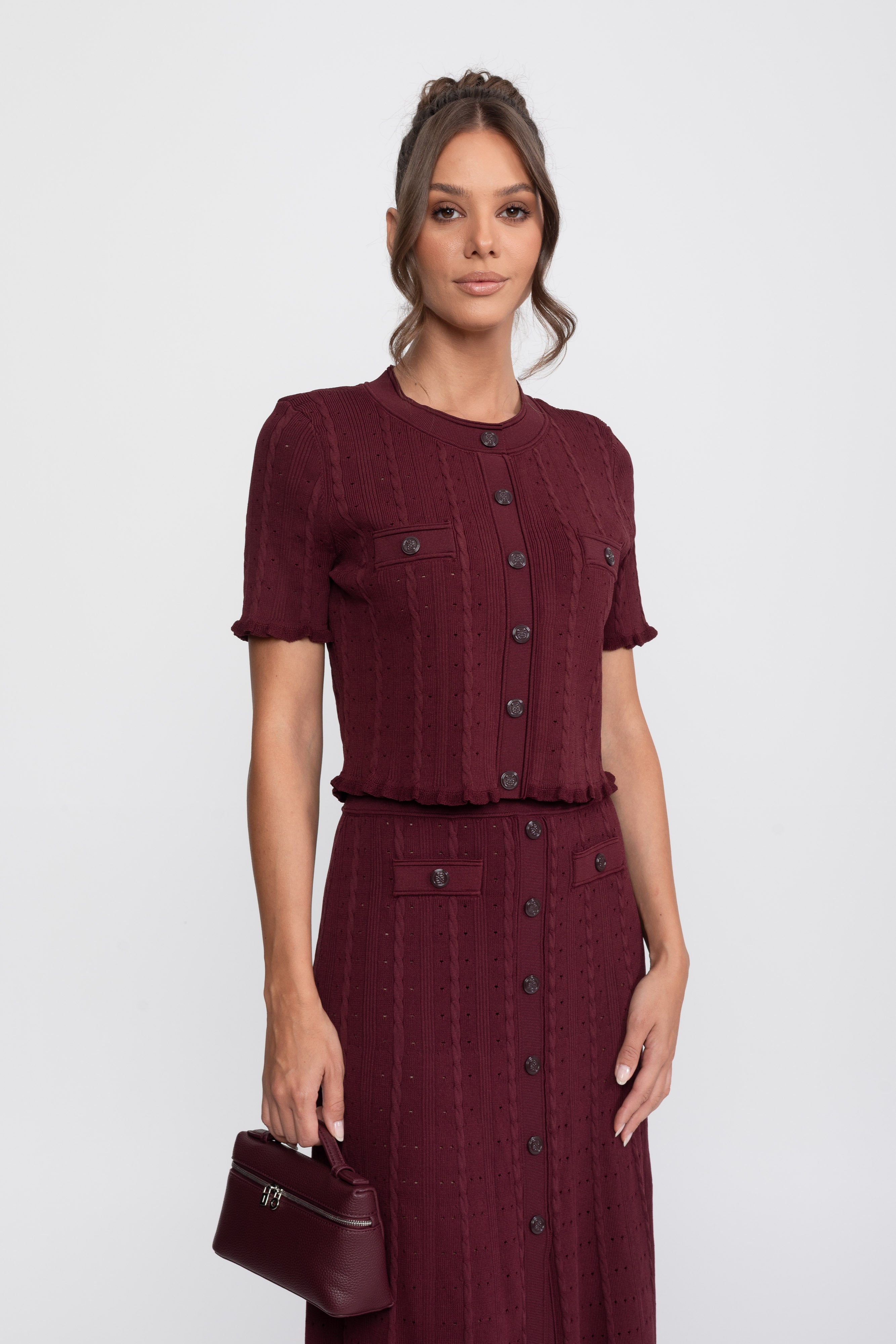 Gerippter Strick-Co-Ord-Set mit Cardigan mit Knopfleiste vorne und passendem Maxi-Rock - Burgundy