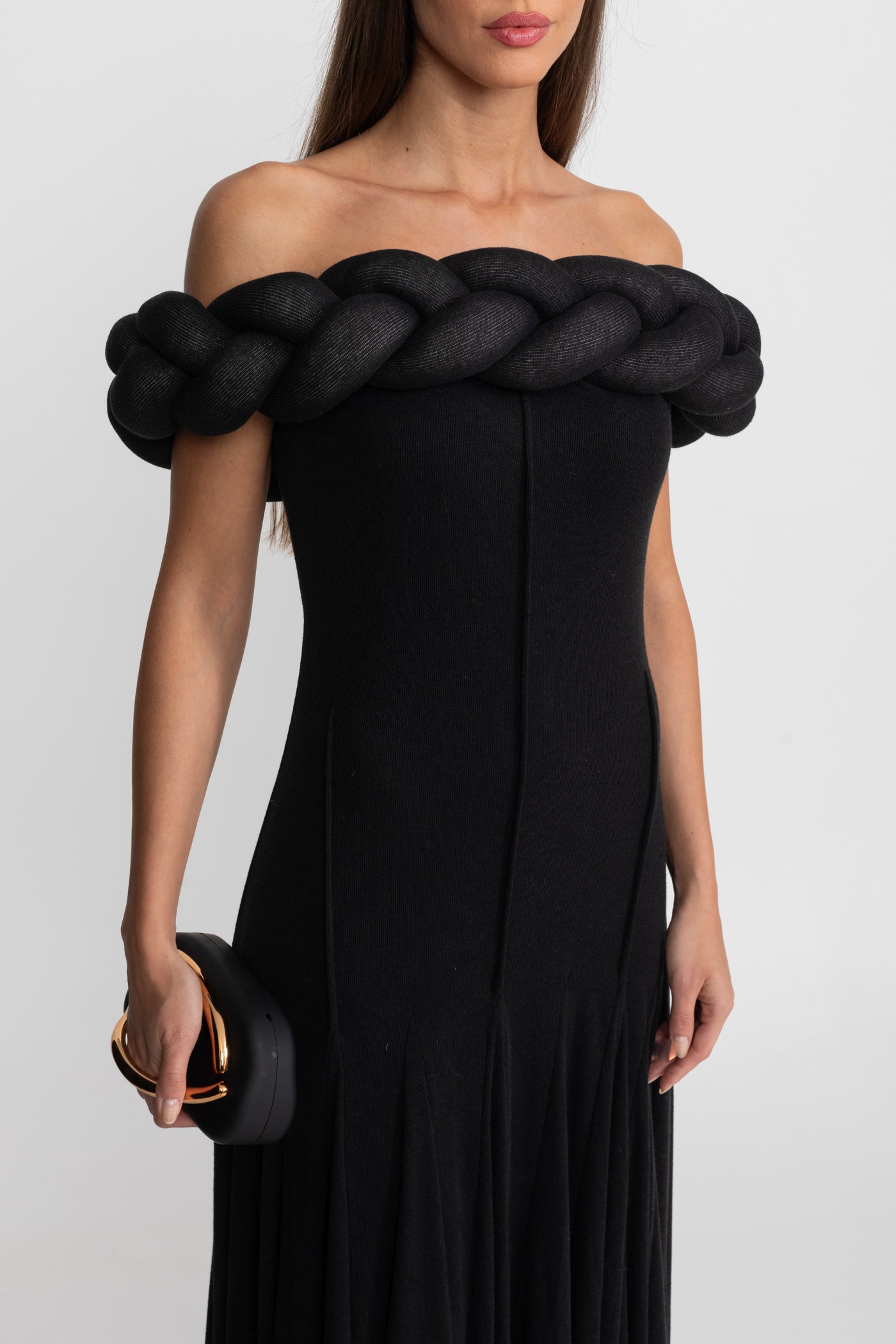 Maxikleid mit schulterfreiem, geflochtenem Ausschnitt – Schwarz