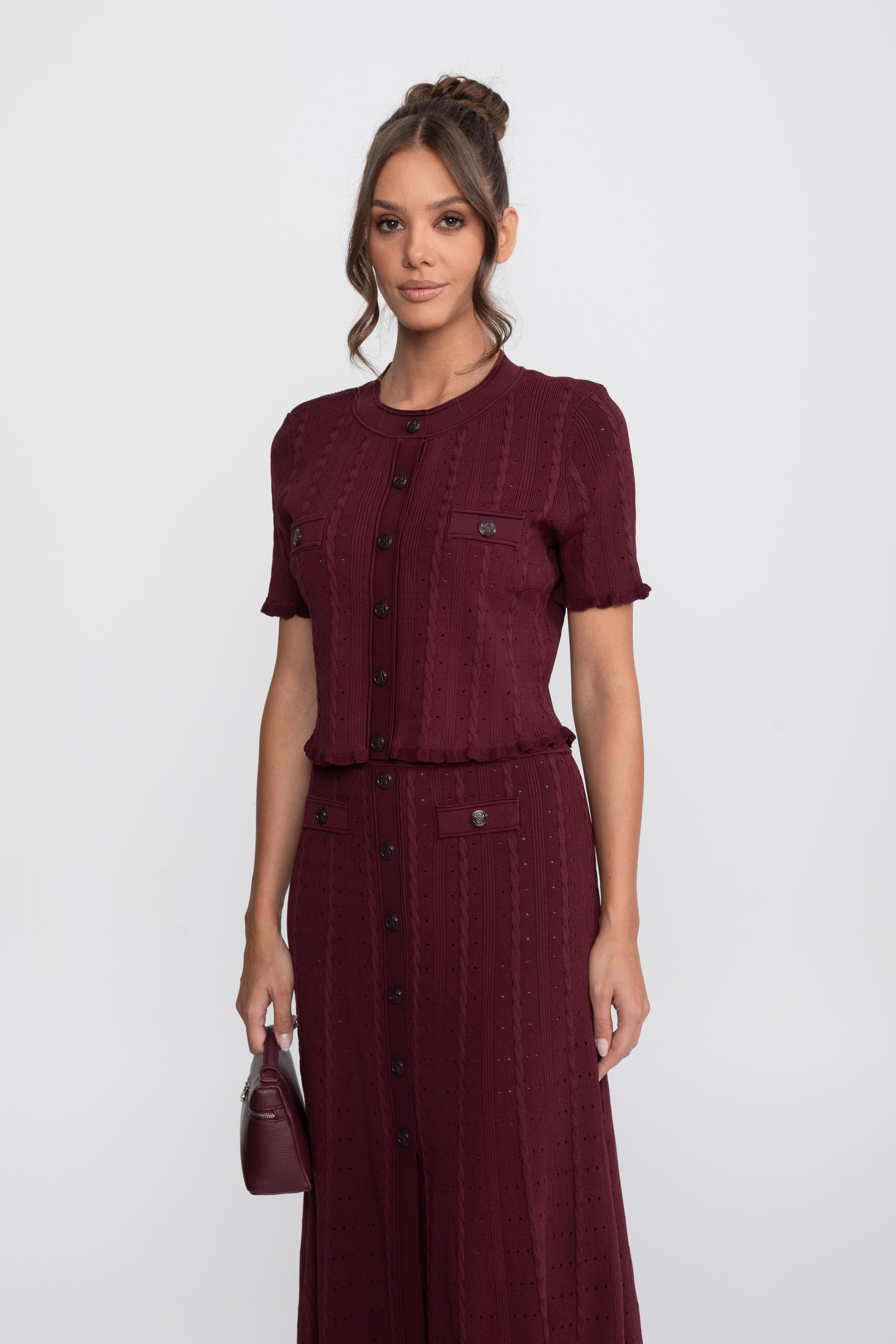 Gerippter Strick-Co-Ord-Set mit Cardigan mit Knopfleiste vorne und passendem Maxi-Rock - Burgundy