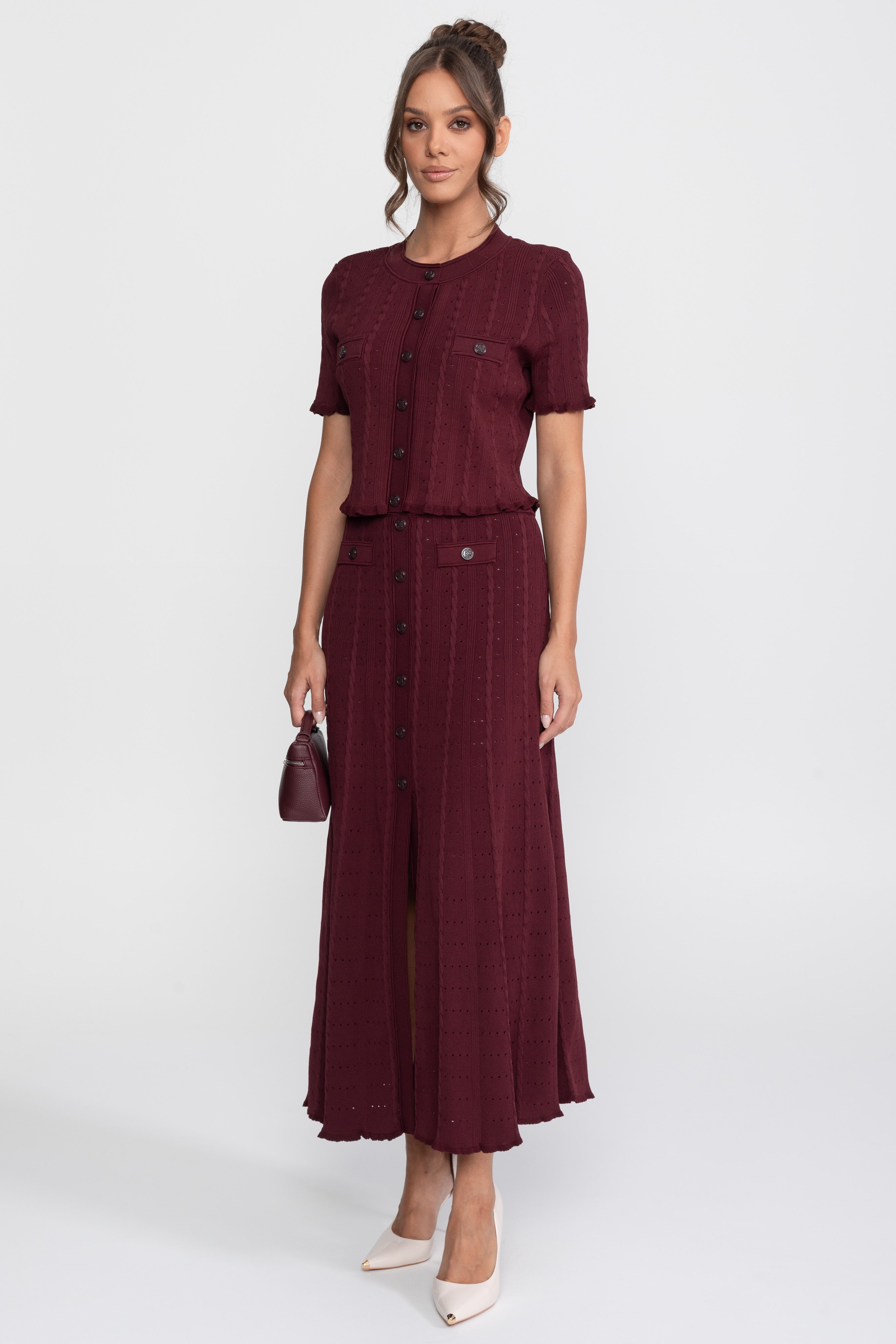 Gerippter Strick-Co-Ord-Set mit Cardigan mit Knopfleiste vorne und passendem Maxi-Rock - Burgundy