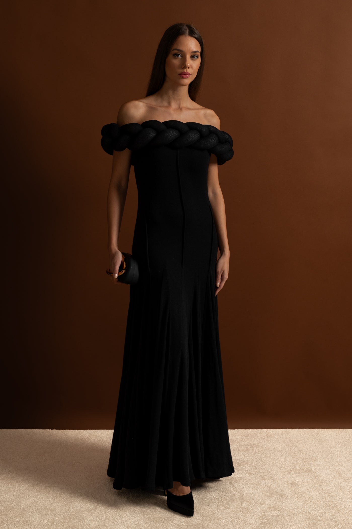 Maxikleid mit schulterfreiem, geflochtenem Ausschnitt – Schwarz