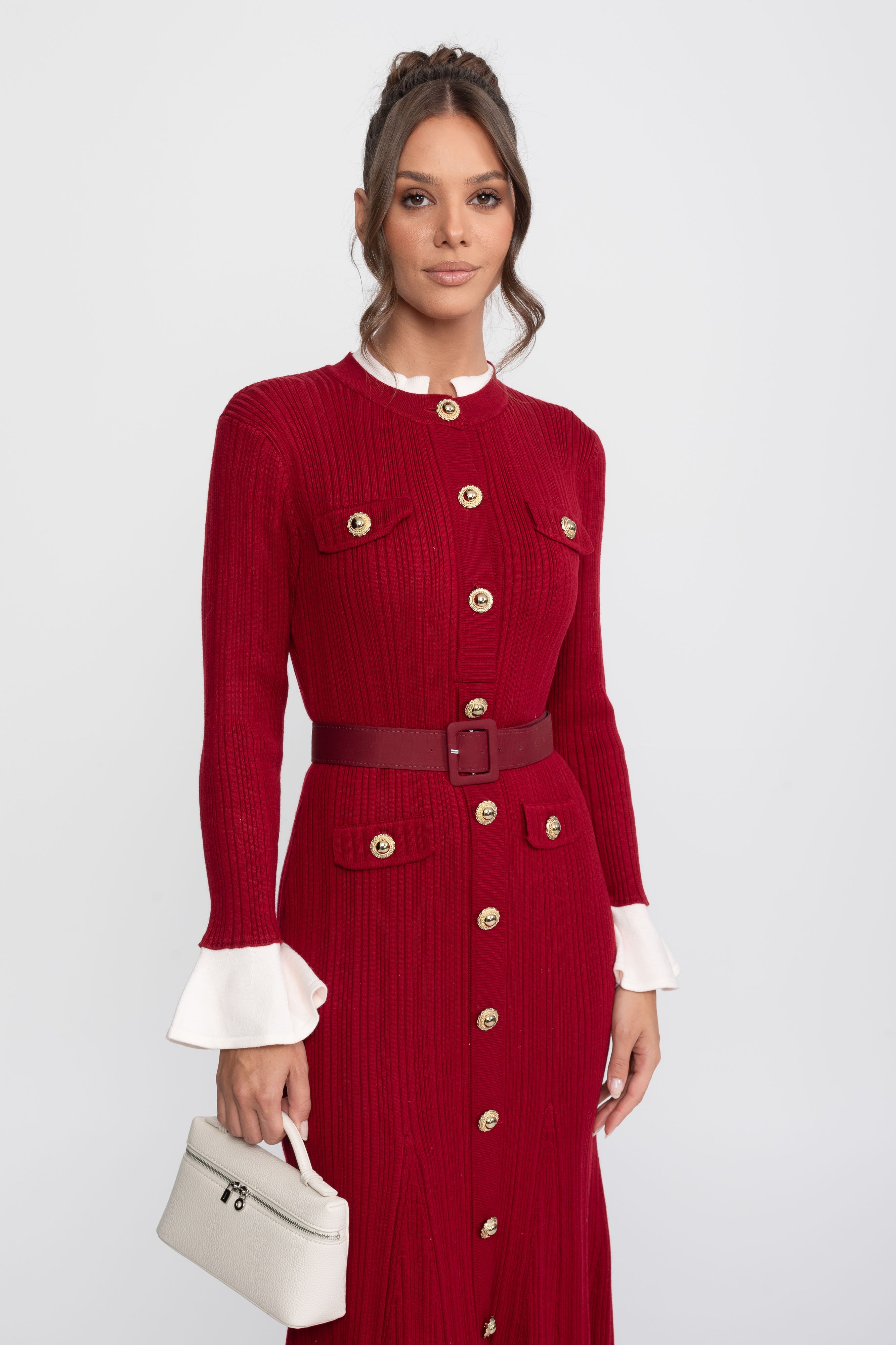 Geripptes Strick-Midi-Kleid mit Gürtel, weißen Manschetten und weißem Kragen - Burgunderrot