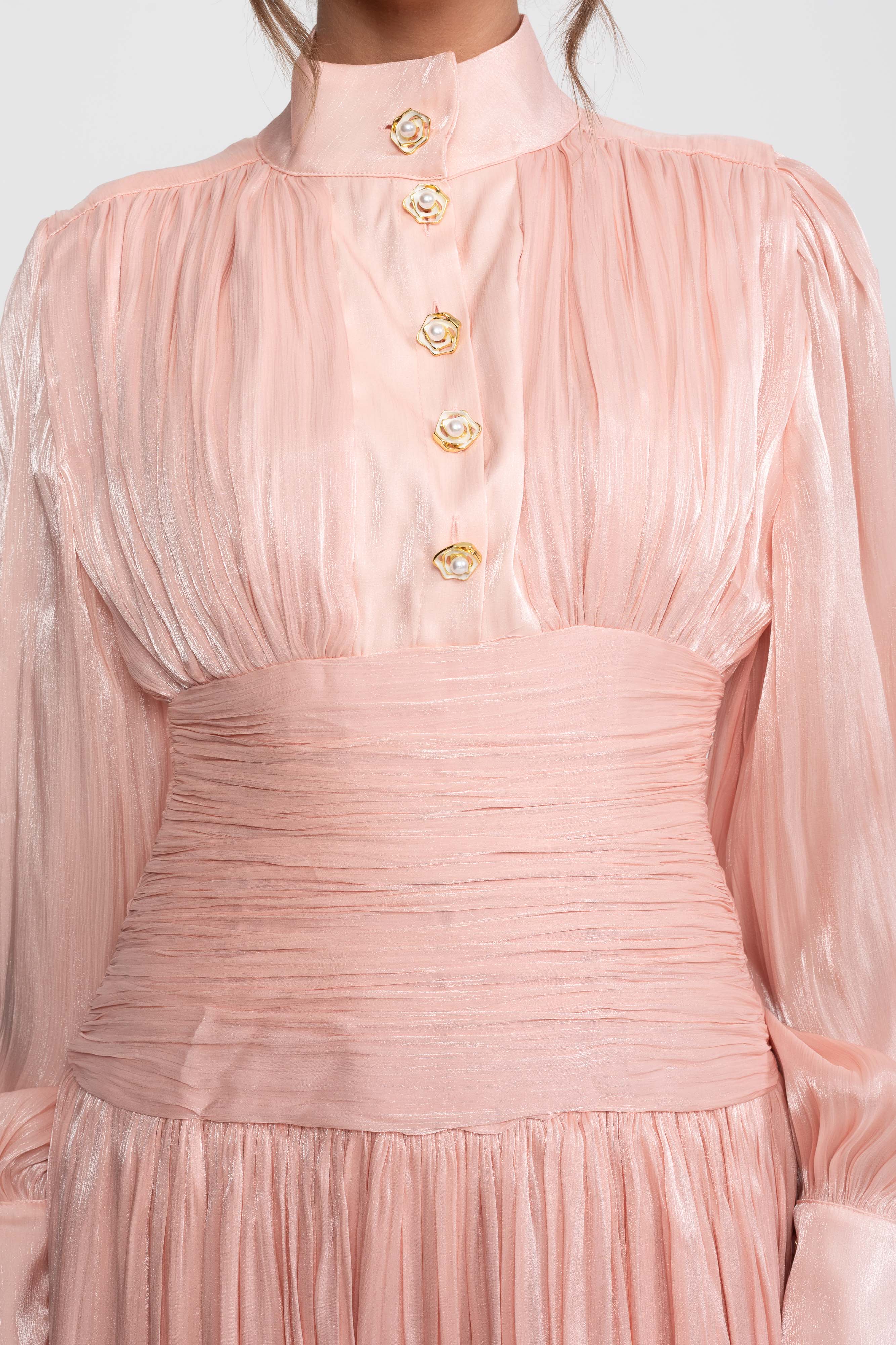 Maxikleid mit Stufendesign und Ballonärmeln mit juwelenbesetzten Rosenknöpfen - Peach