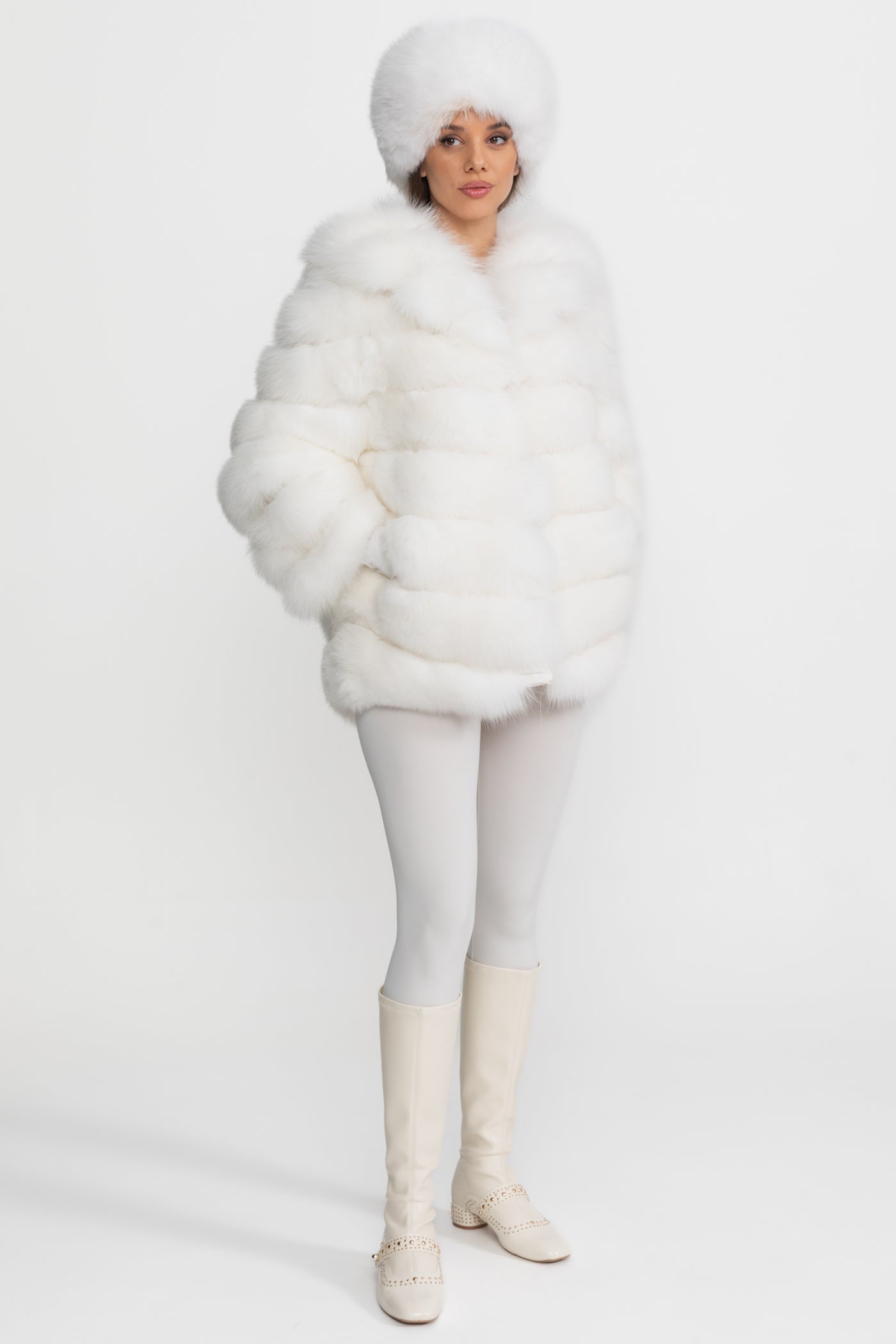 Gestufte Fuchsfelljacke mit übergroßem Schalkragen – Weiß